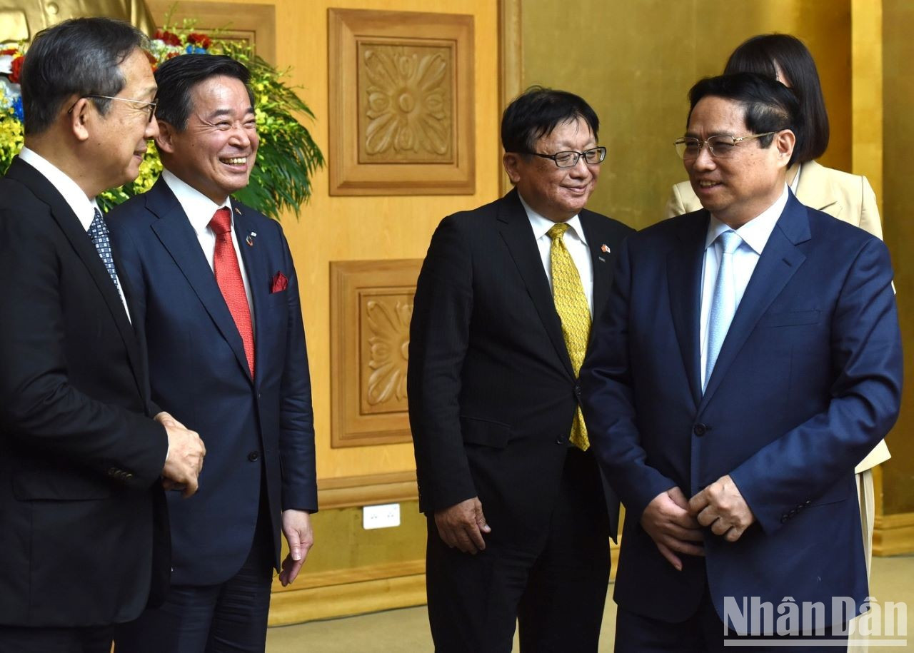 Minh Chinh conversa con representantes de la delegación del Comité Económico Japón-Vietnam. Minh Chinh conversa con representantes de la delegación del Comité Económico Japón-Vietnam.