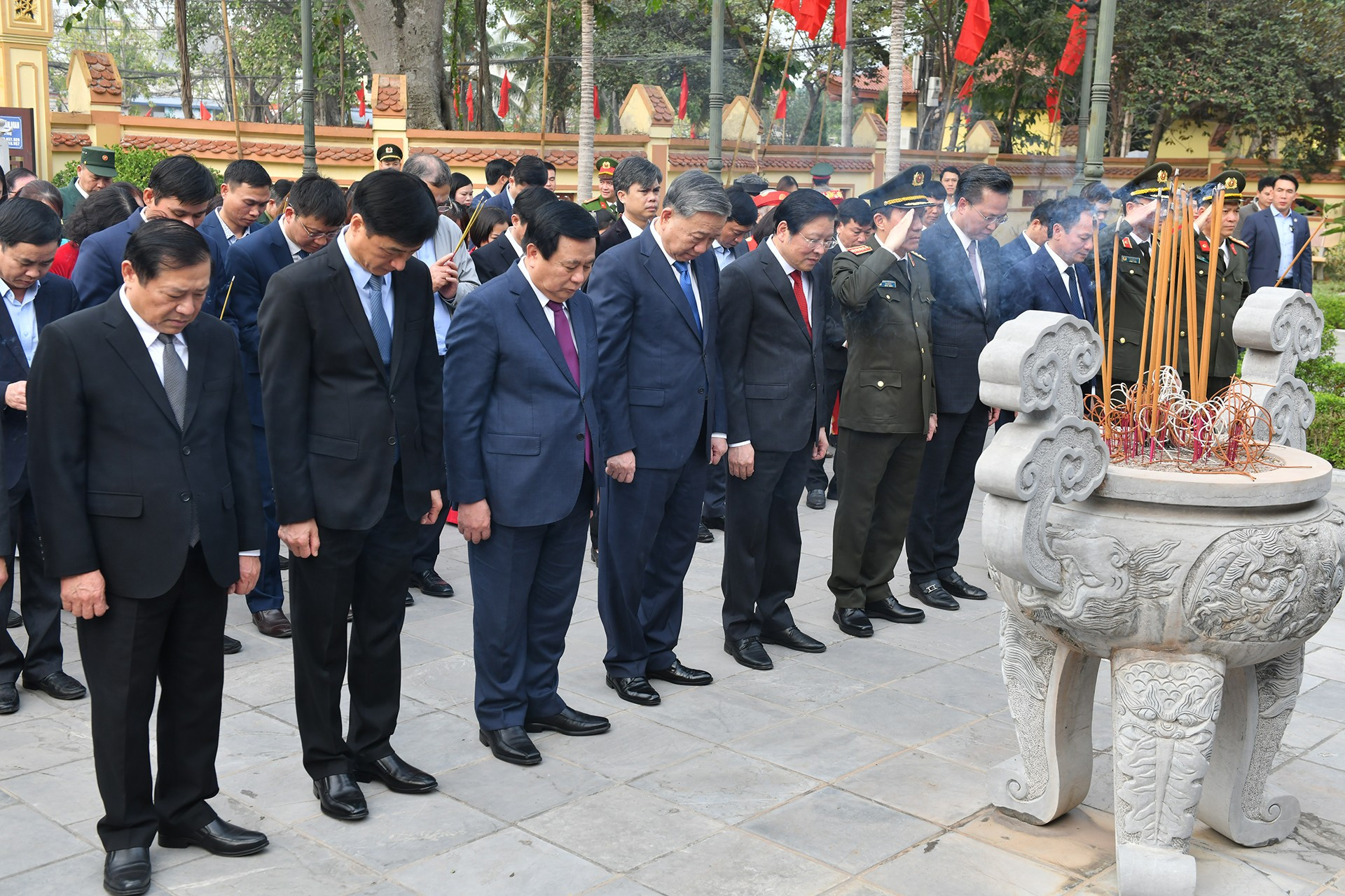 El secretario general del Partido Comunista de Vietnam, To Lam, en la casa memorial del teniente general Nguyen Binh (1908-1951).