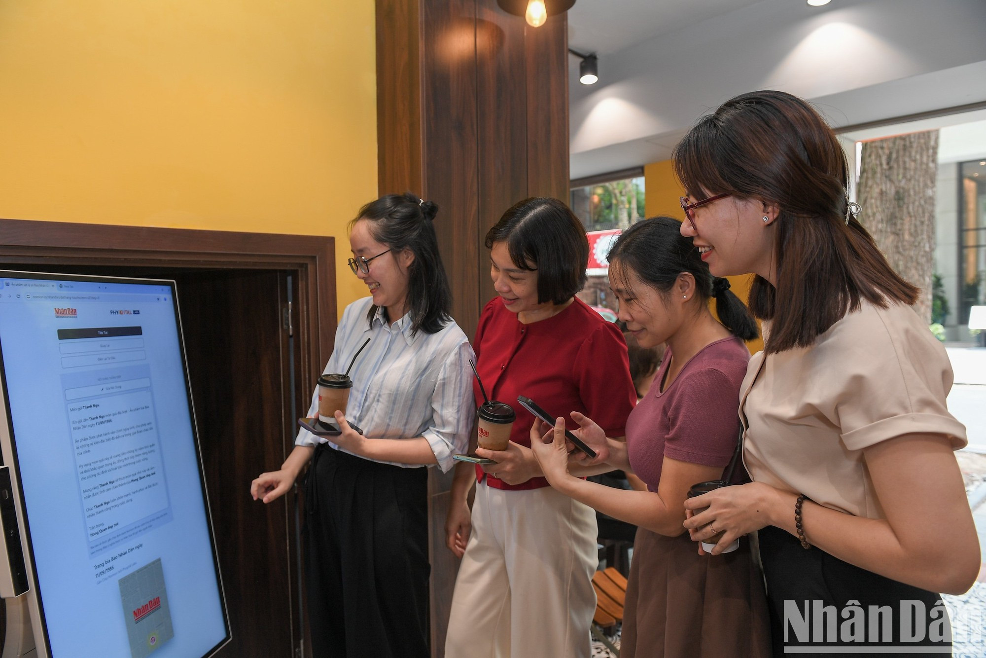 Los jóvenes están entusiasmados e impresionados con las publicaciones digitales especiales del diario.