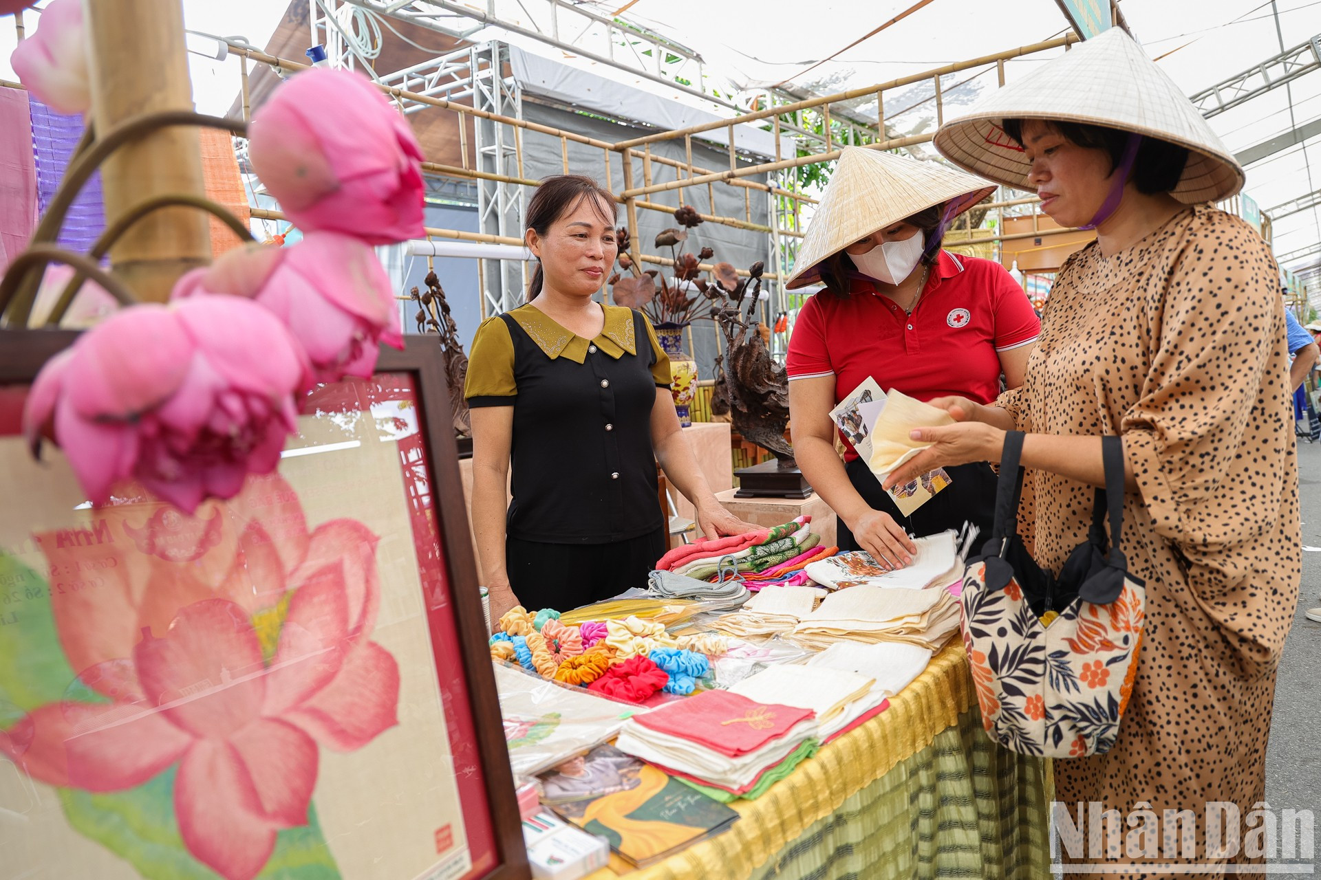 El stand de pañuelos de seda de loto con potencial para lograr cinco estrellas de OCOP de la artesana Phan Thi Thuan atrae a un gran número de visitantes. El stand de pañuelos de seda de loto con potencial para lograr cinco estrellas de OCOP de la artesana Phan Thi Thuan atrae a un gran número de visitantes.