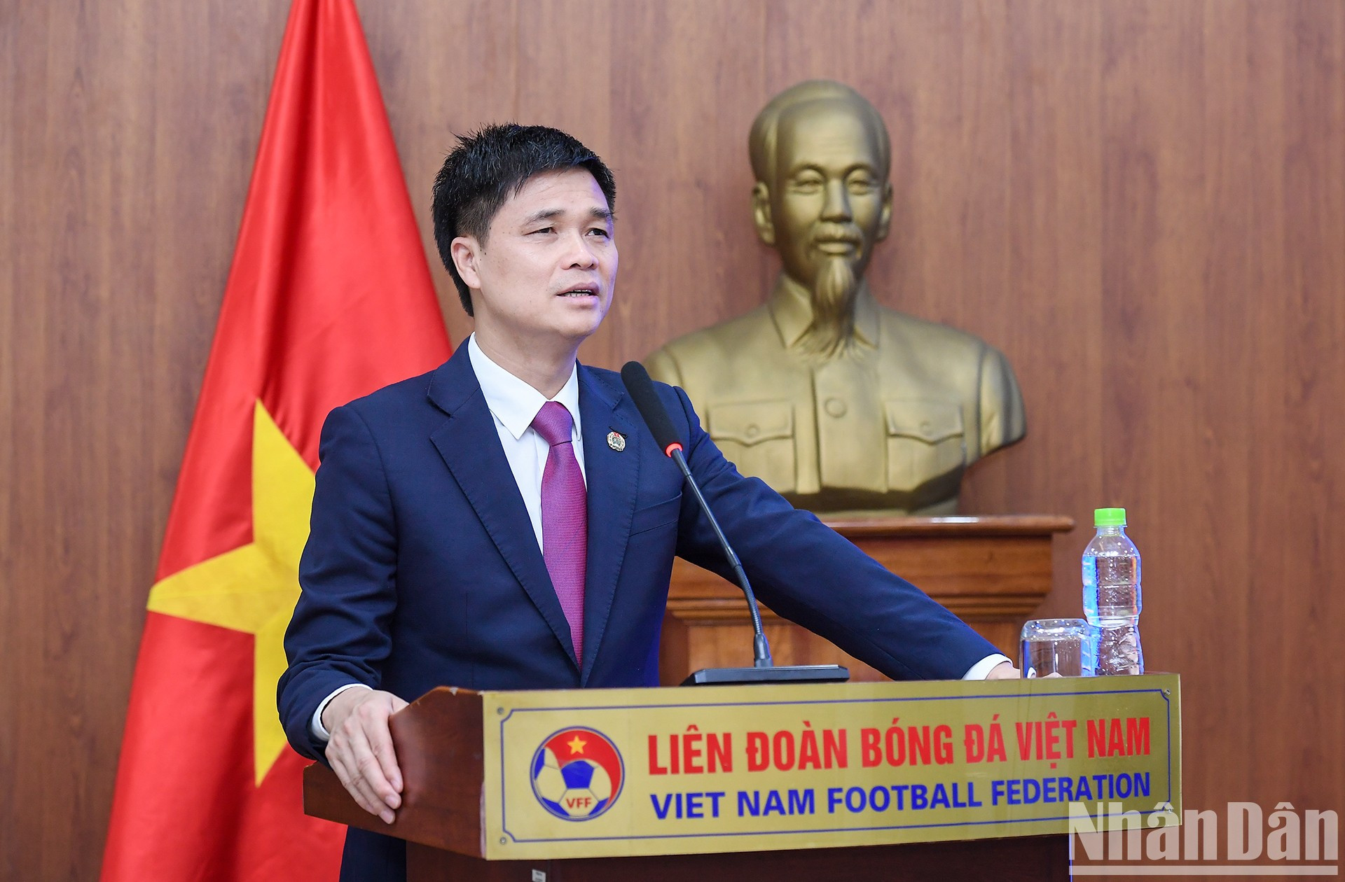 Ngo Duy Hieu, vicepresidente de la Confederación de Trabajadores y presidente del Sindicato de empleados de Vietnam expresó su alegría y orgullo por los logros alcanzados por las atletas. Ngo Duy Hieu, vicepresidente de la Confederación de Trabajadores y presidente del Sindicato de empleados de Vietnam expresó su alegría y orgullo por los logros alcanzados por las atletas.