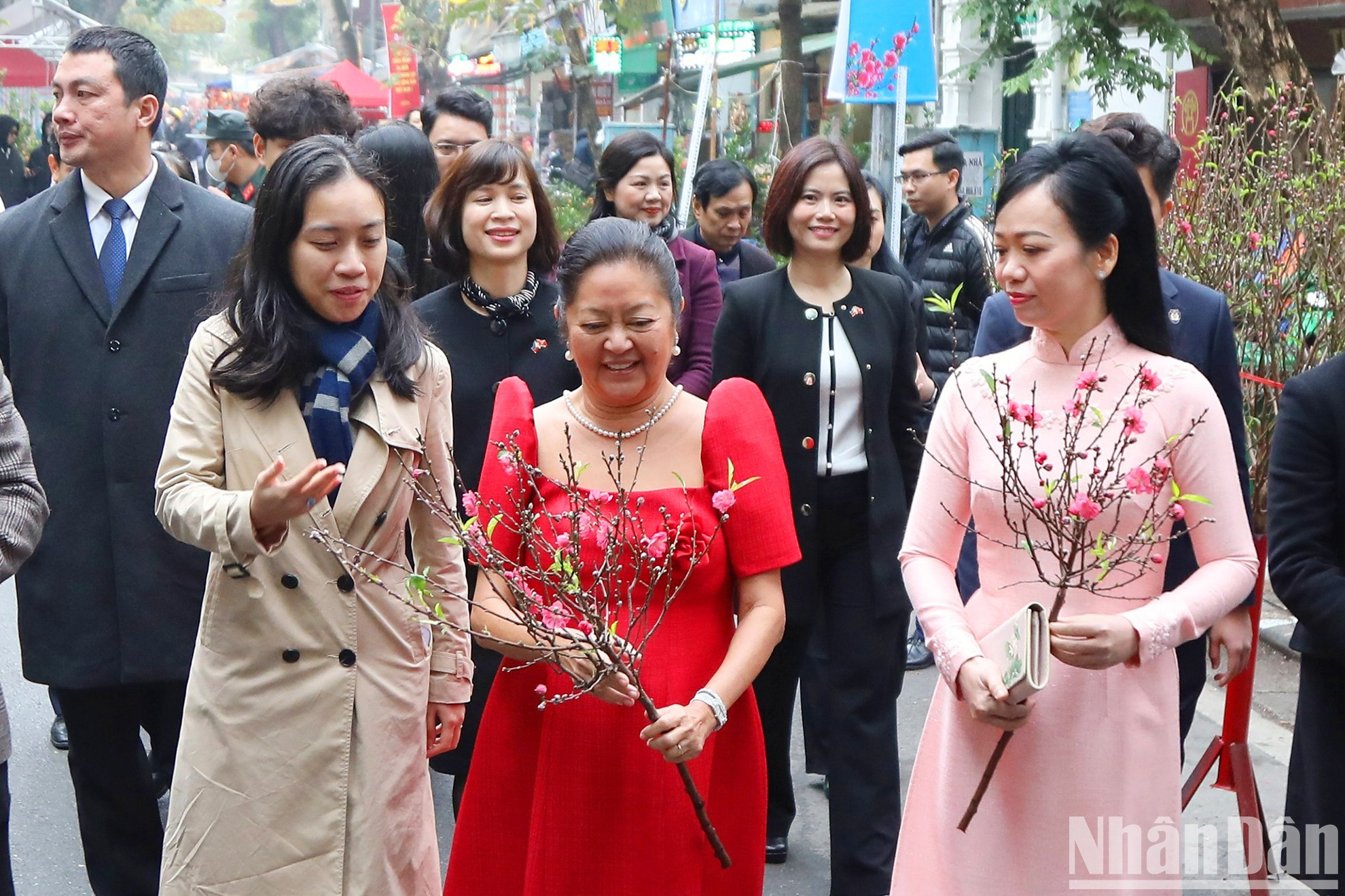 A la esposa del presidente filipino, Louise Araneta Marcos, le gusta flores de durazno.