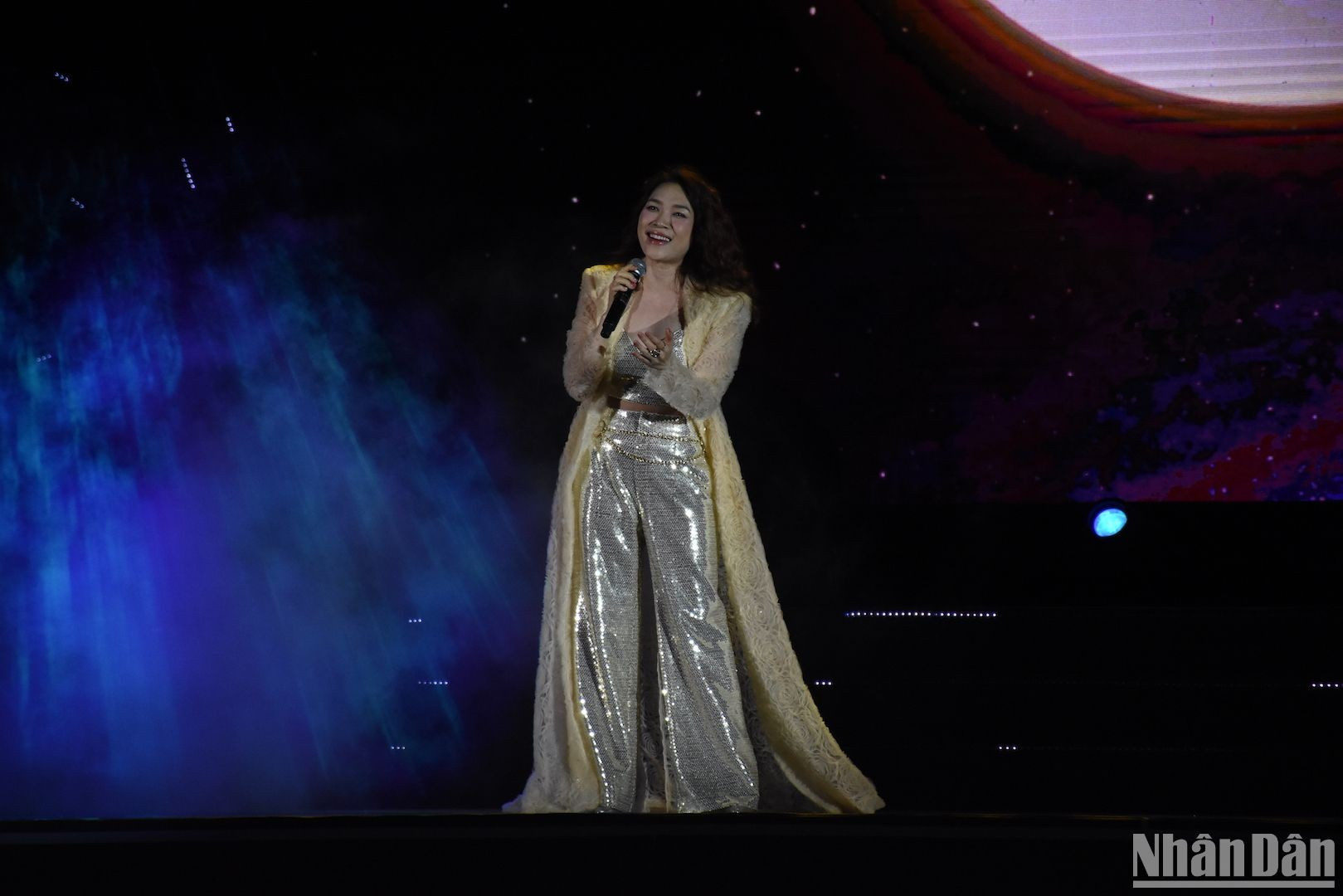 La cantante My Tam, una querida hija de Da Nang, trae momentos emotivos a la noche inaugural del Festival. La cantante My Tam, una querida hija de Da Nang, trae momentos emotivos a la noche inaugural del Festival.