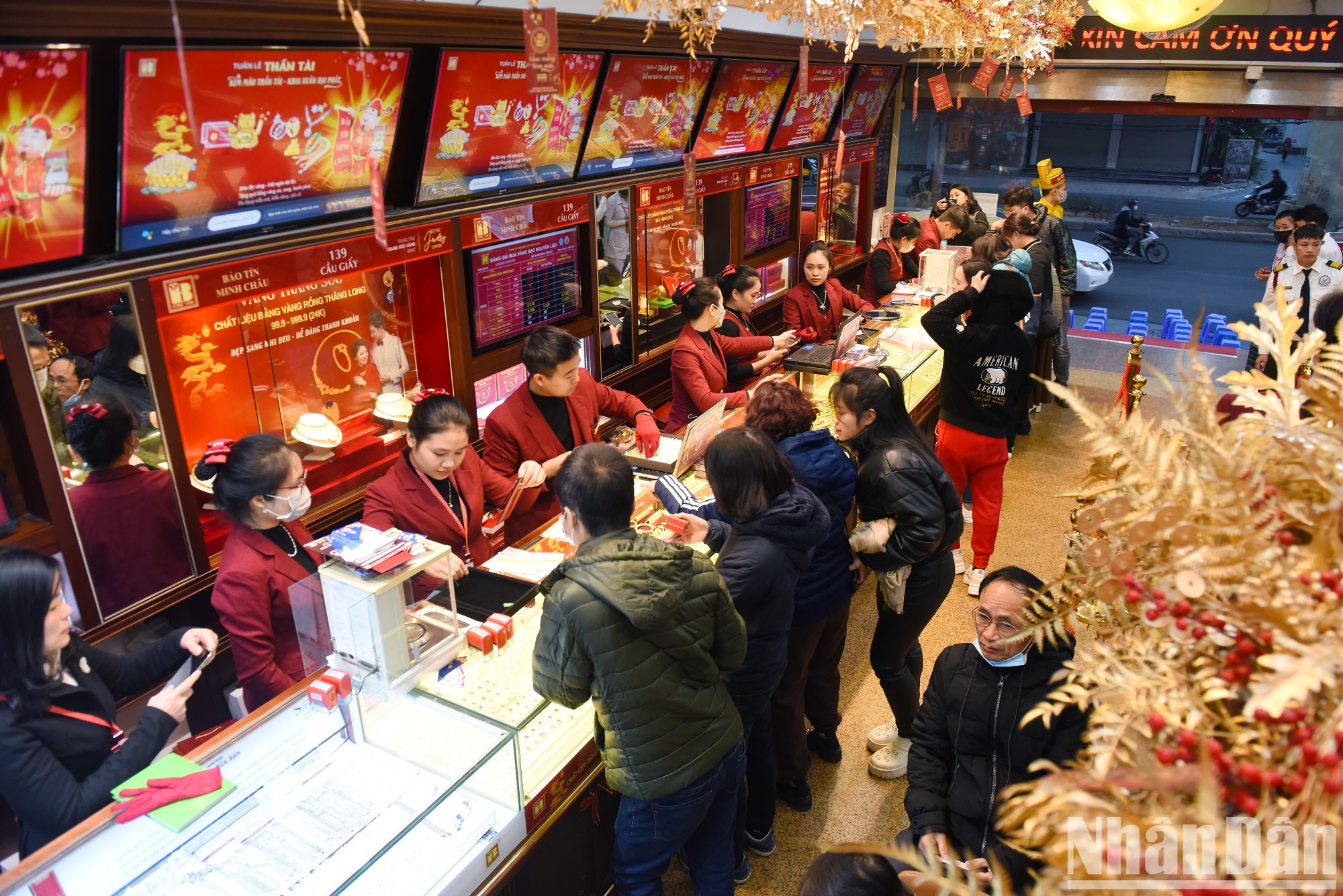 A las 6:45 de la mañana la tienda ya está llena de clientes. A las 6:45 de la mañana la tienda ya está llena de clientes.