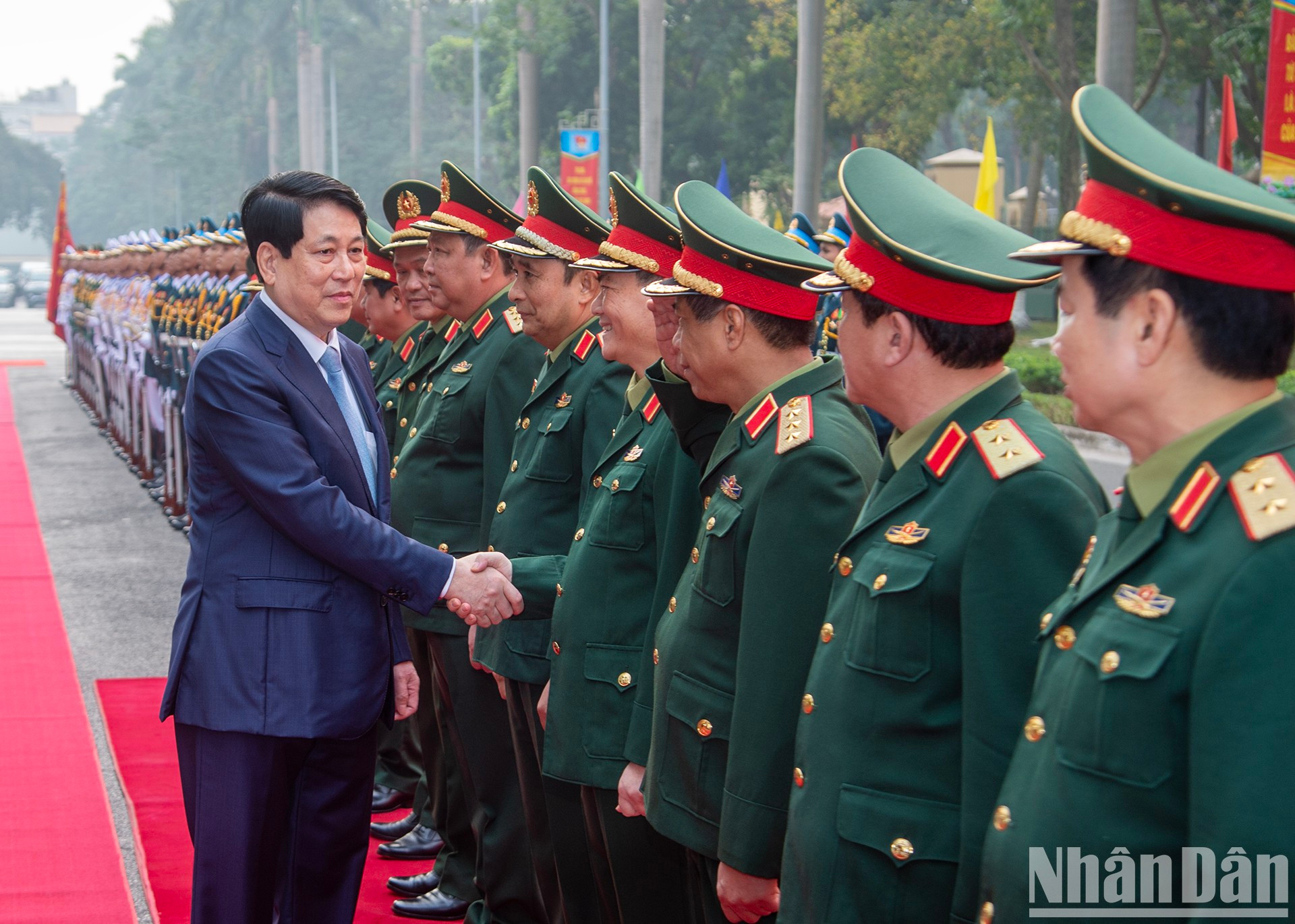 El presidente Luong Cuong y los líderes de la Comisión Militar Central y el Ministerio de Defensa. El presidente Luong Cuong y los líderes de la Comisión Militar Central y el Ministerio de Defensa.