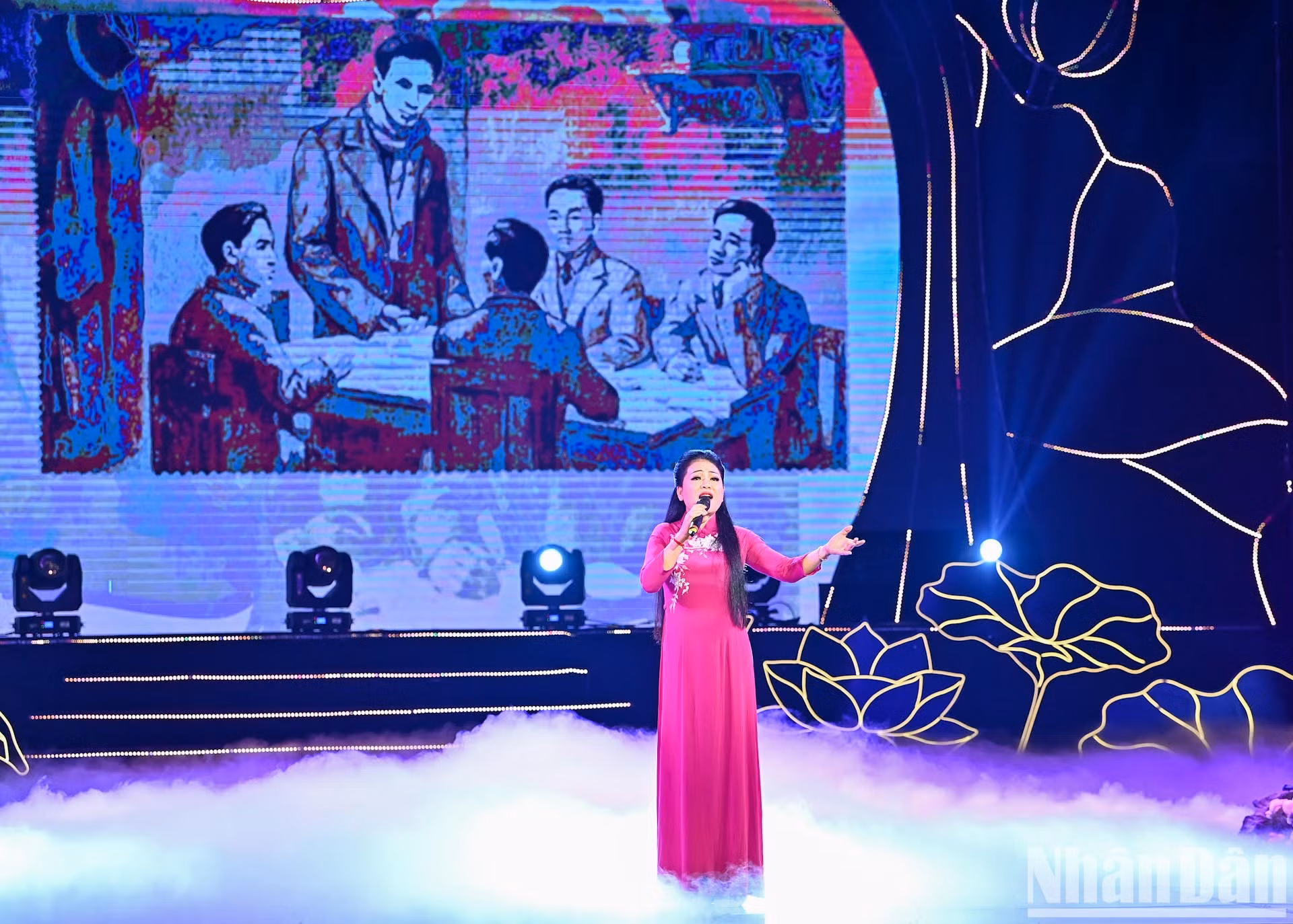 La canción "Visita el muelle de Nha Rong" interpretada por la cantante Anh Tho.