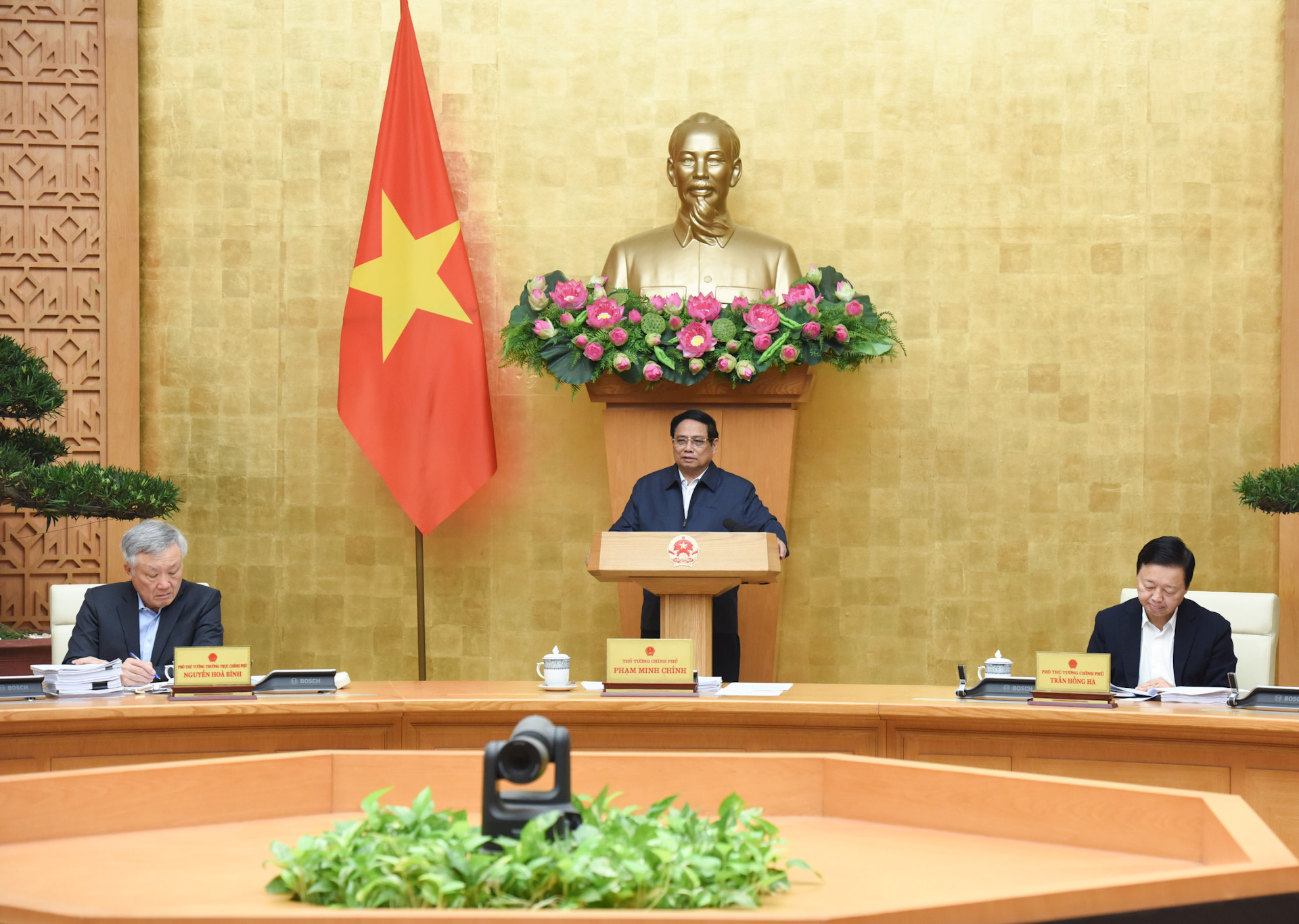 [Foto] Premier vietnamita preside reunión ordinaria del Gobierno en noviembre