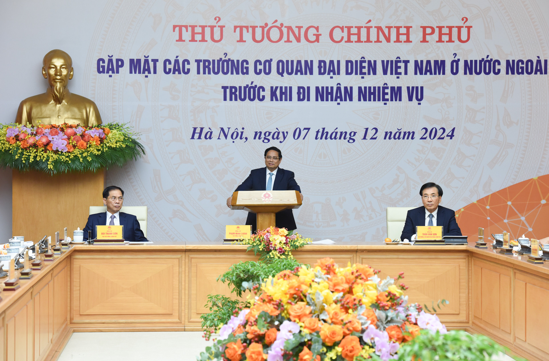 [Foto] Premier vietnamita se reúne con jefes de misiones de Vietnam en el extranjero 