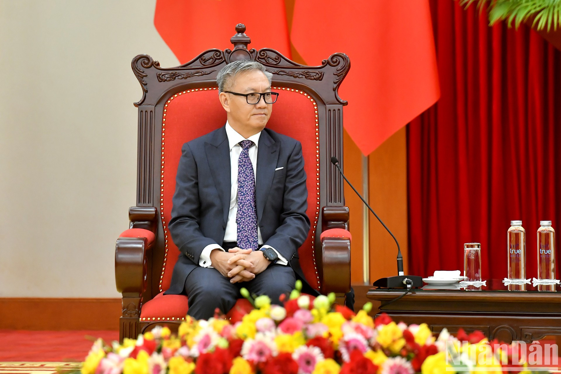 Thongsavanh Phomvihane, y ministro de Relaciones Exteriores de Laos, interviene en el acto. Thongsavanh Phomvihane, y ministro de Relaciones Exteriores de Laos, interviene en el acto.