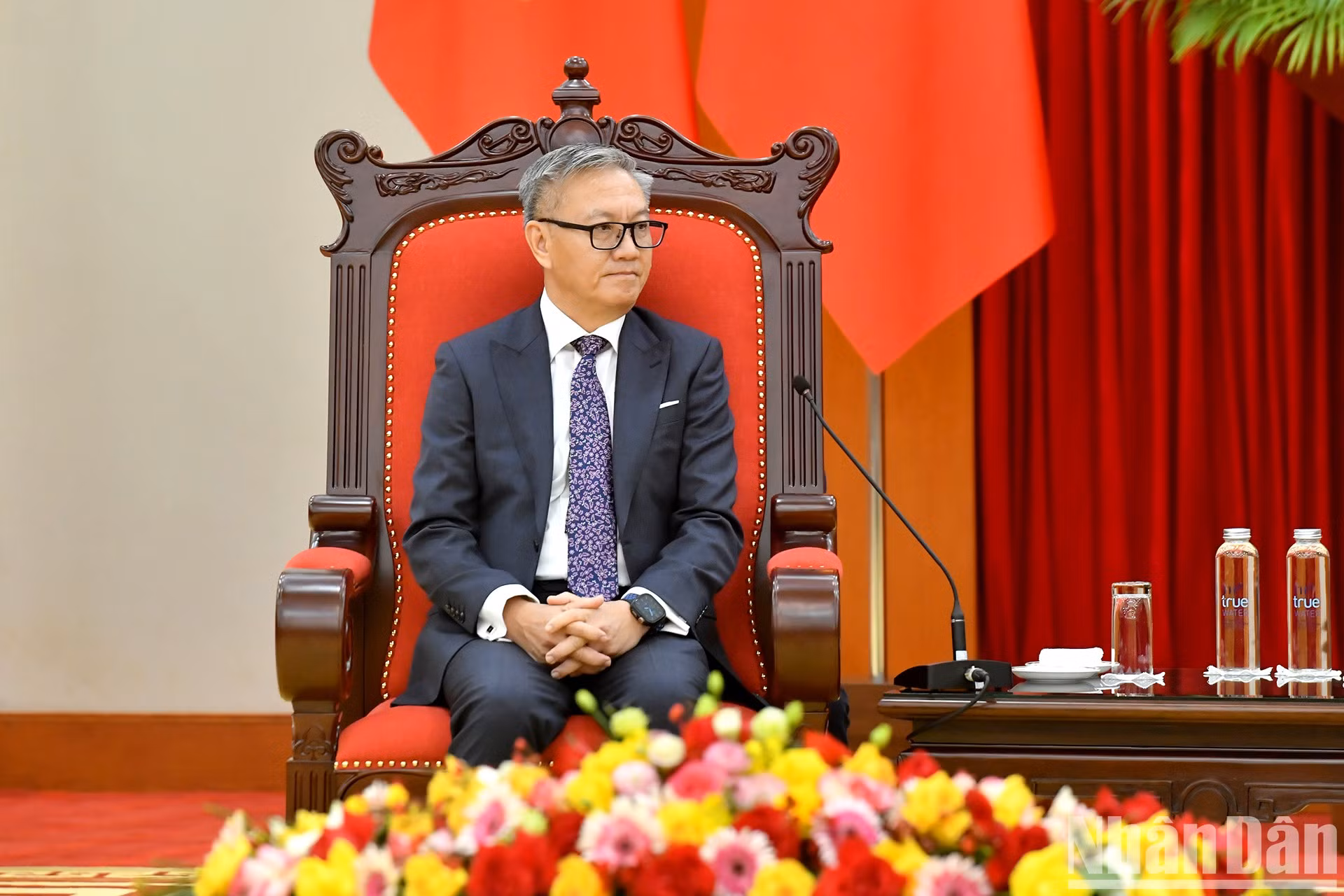 Thongsavanh Phomvihane, y ministro de Relaciones Exteriores de Laos, interviene en el acto.