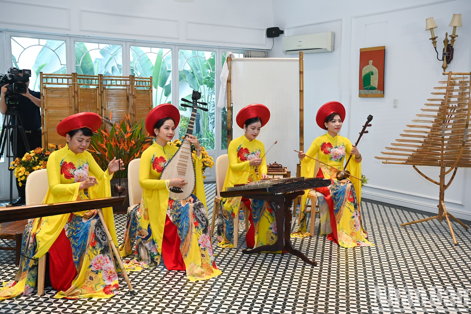 Artistas actúan en el encuentro.