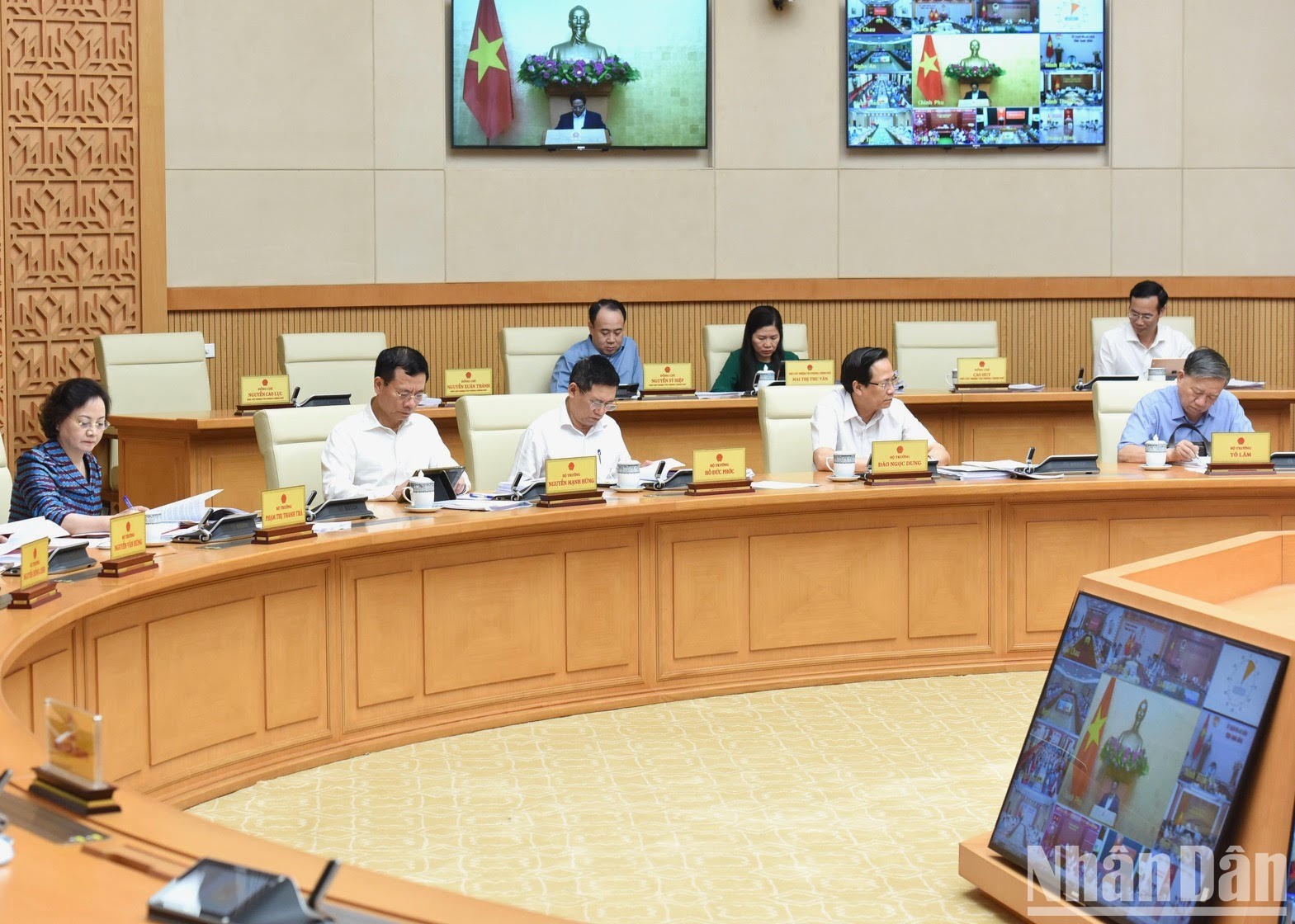 Los asistentes a la reunión. Los asistentes a la reunión.