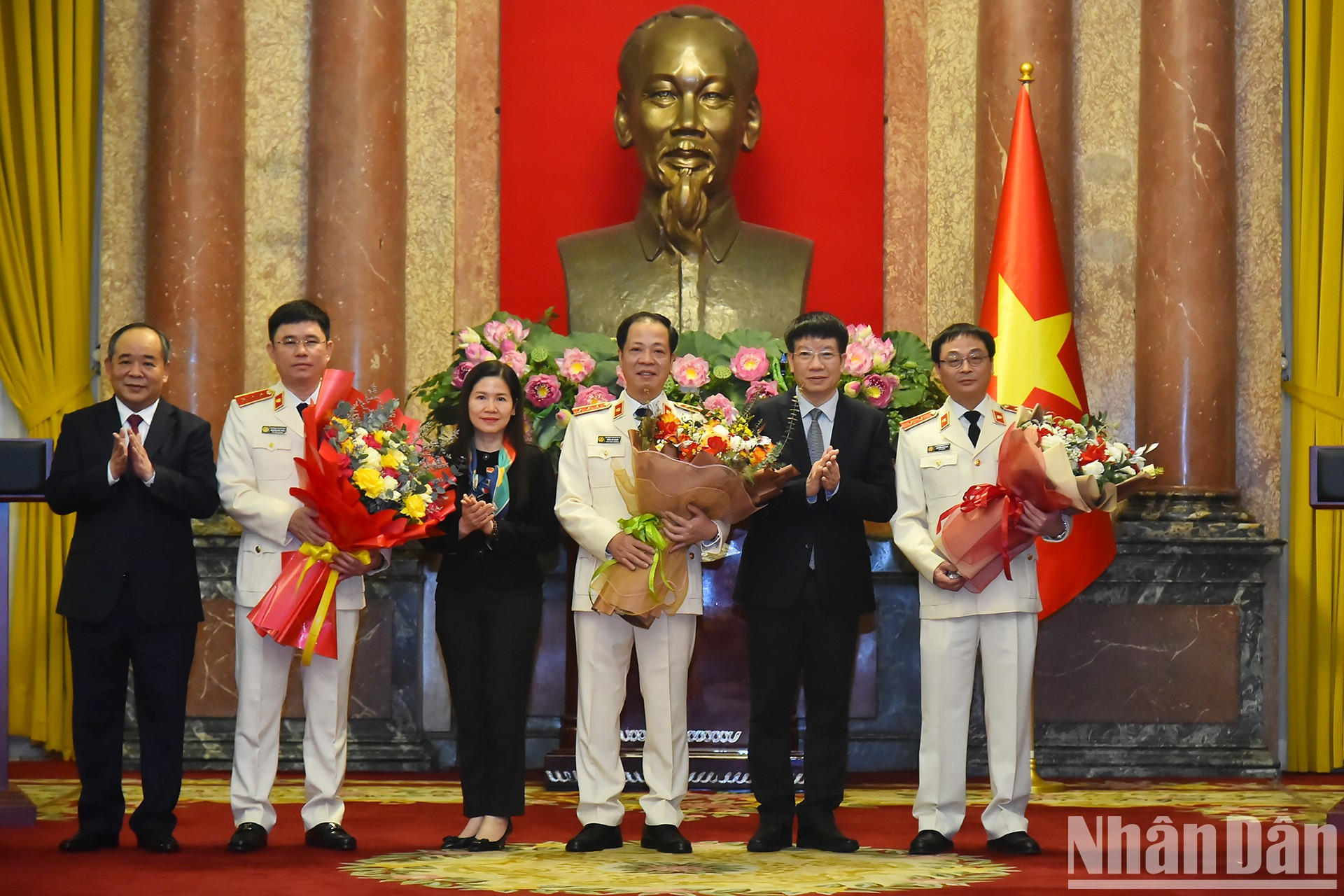 Representantes de la Oficina del Presidente, el Gobierno y la Asamblea Nacional felicitan a los líderes. Representantes de la Oficina del Presidente, el Gobierno y la Asamblea Nacional felicitan a los líderes.