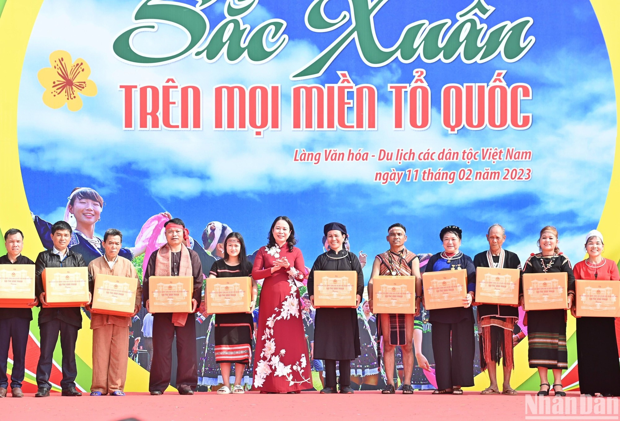 Anh Xuan entrega regalos a los representantes de los grupos étnicos participantes en el programa.