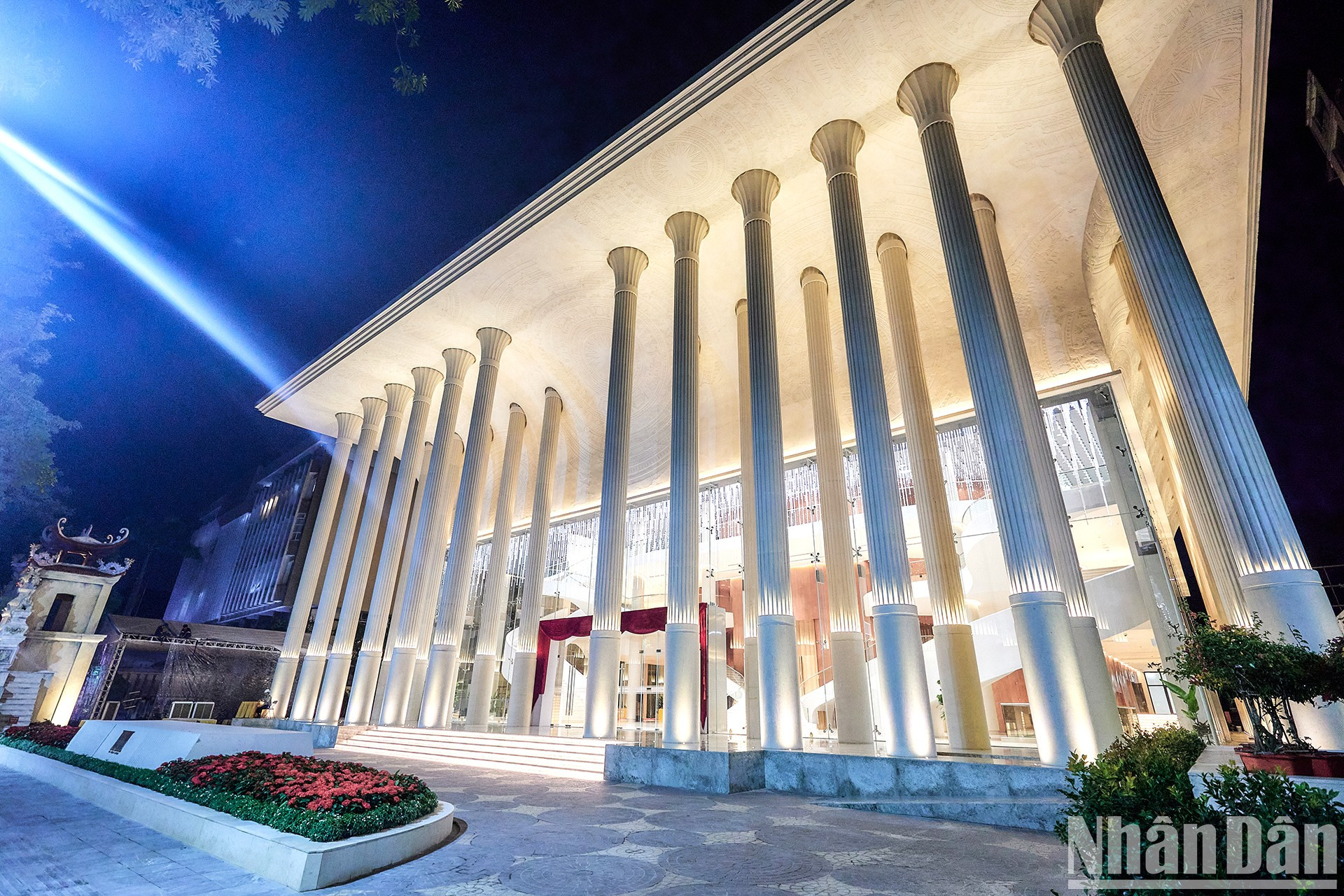 La magnífica belleza del Teatro Ho Guom por la noche.