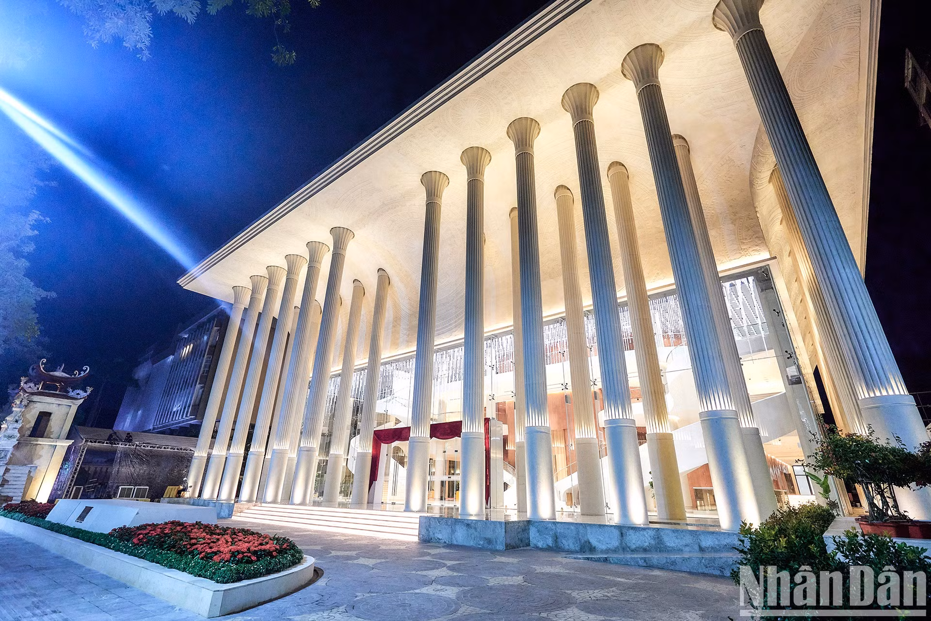 La magnífica belleza del Teatro Ho Guom por la noche. La magnífica belleza del Teatro Ho Guom por la noche.