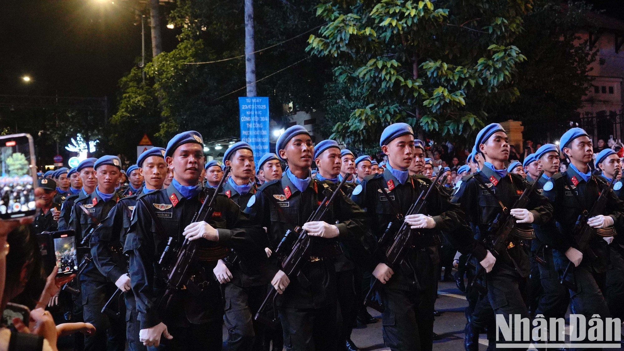 Los habitantes graban los momentos del desfile militar y civil.