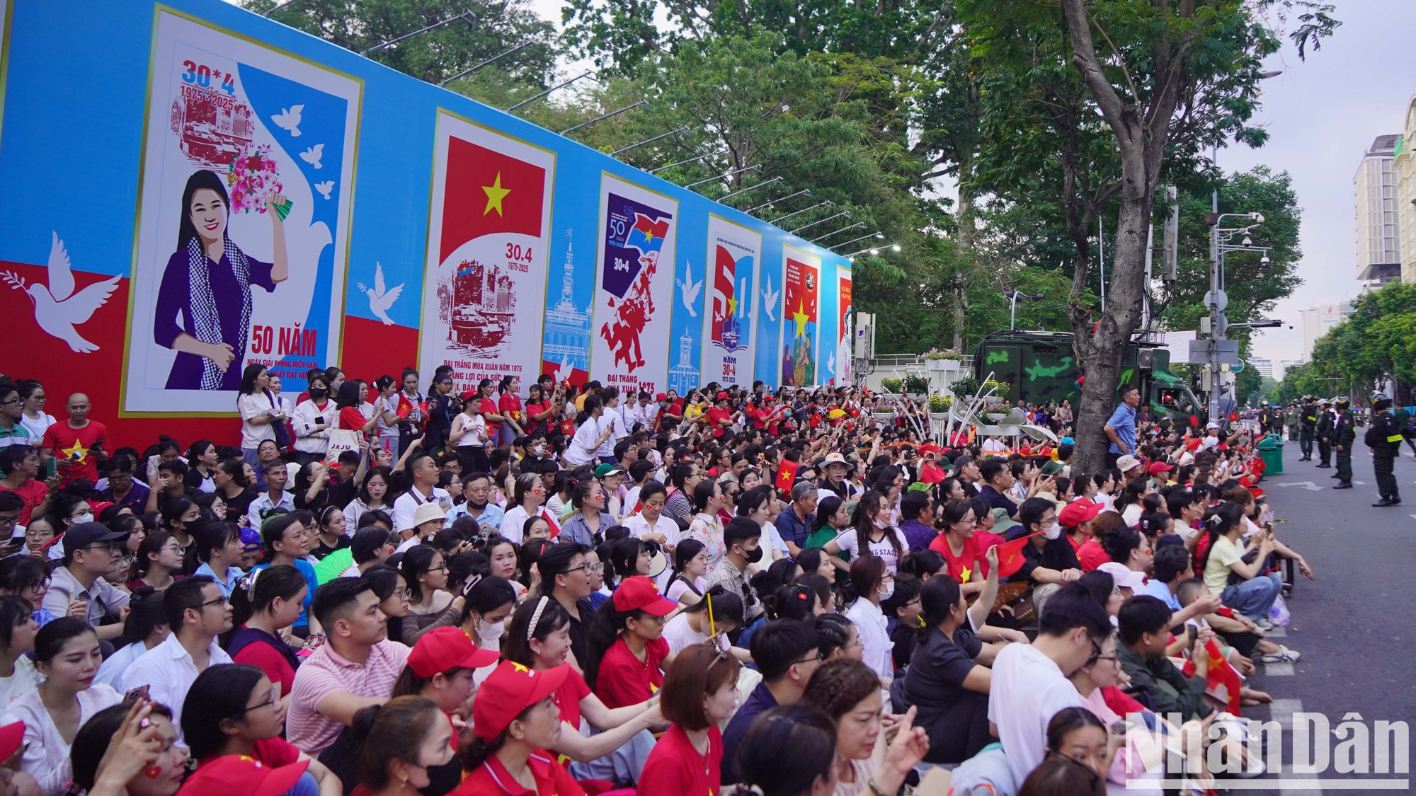 A primera hora de la tarde, numerosas familias, grupos de jóvenes y ancianos se congregan a ambos lados de las calles Dong Khoi y Le Duan para ver el desfile desde lugares estratégicos.