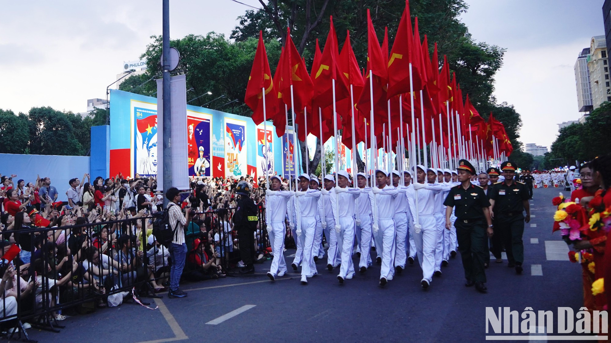 Los residentes locales se emocionan al ver el desfile.