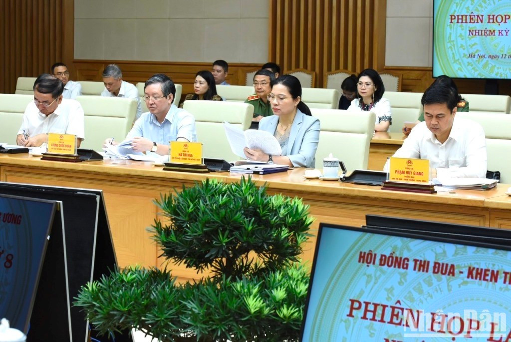 Los miembros del Consejo Central de Emulación y Recompensas.