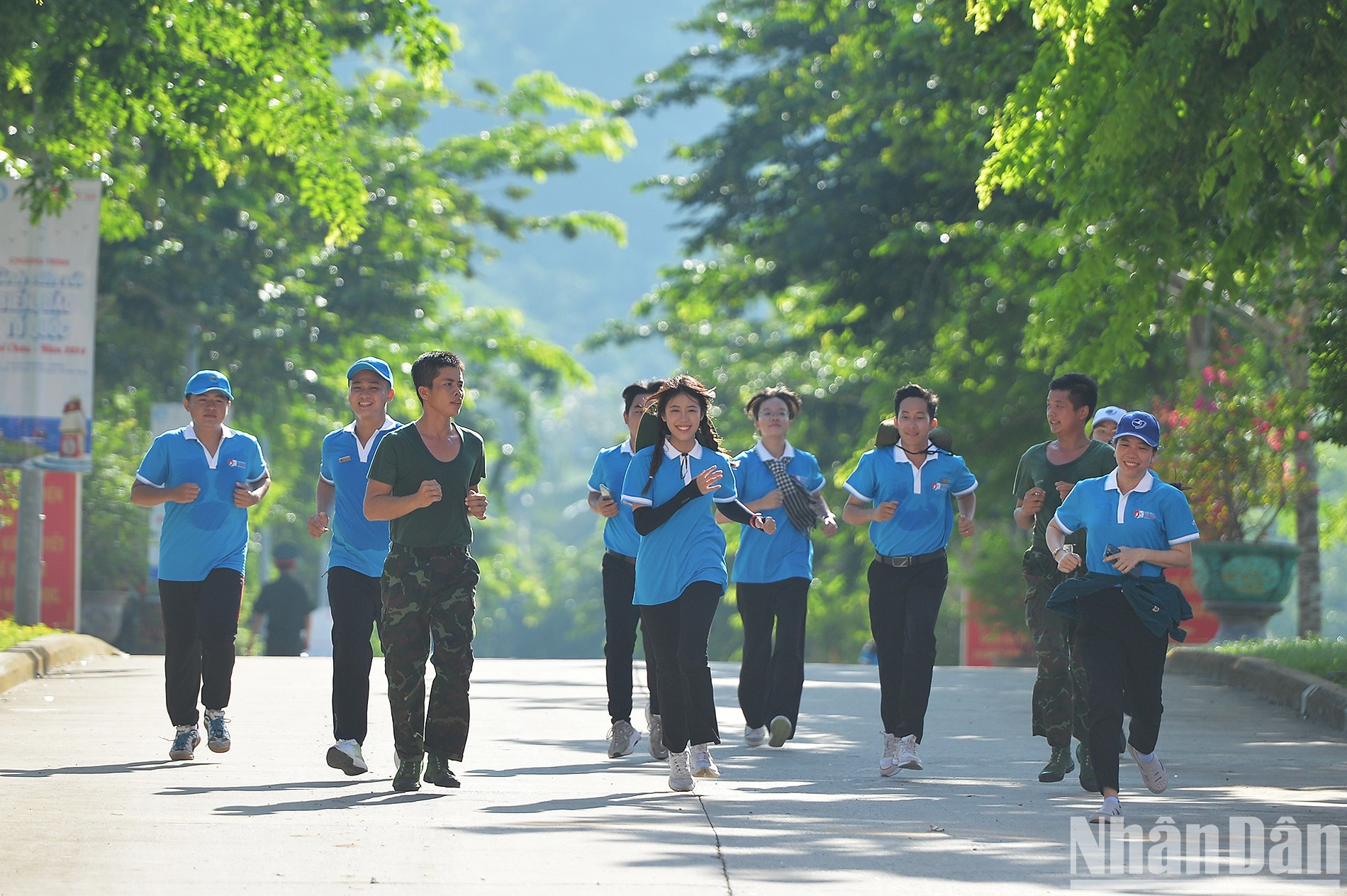 La cantante PiaLinh (centro) y los atletas en la competición. La cantante PiaLinh (centro) y los atletas en la competición.