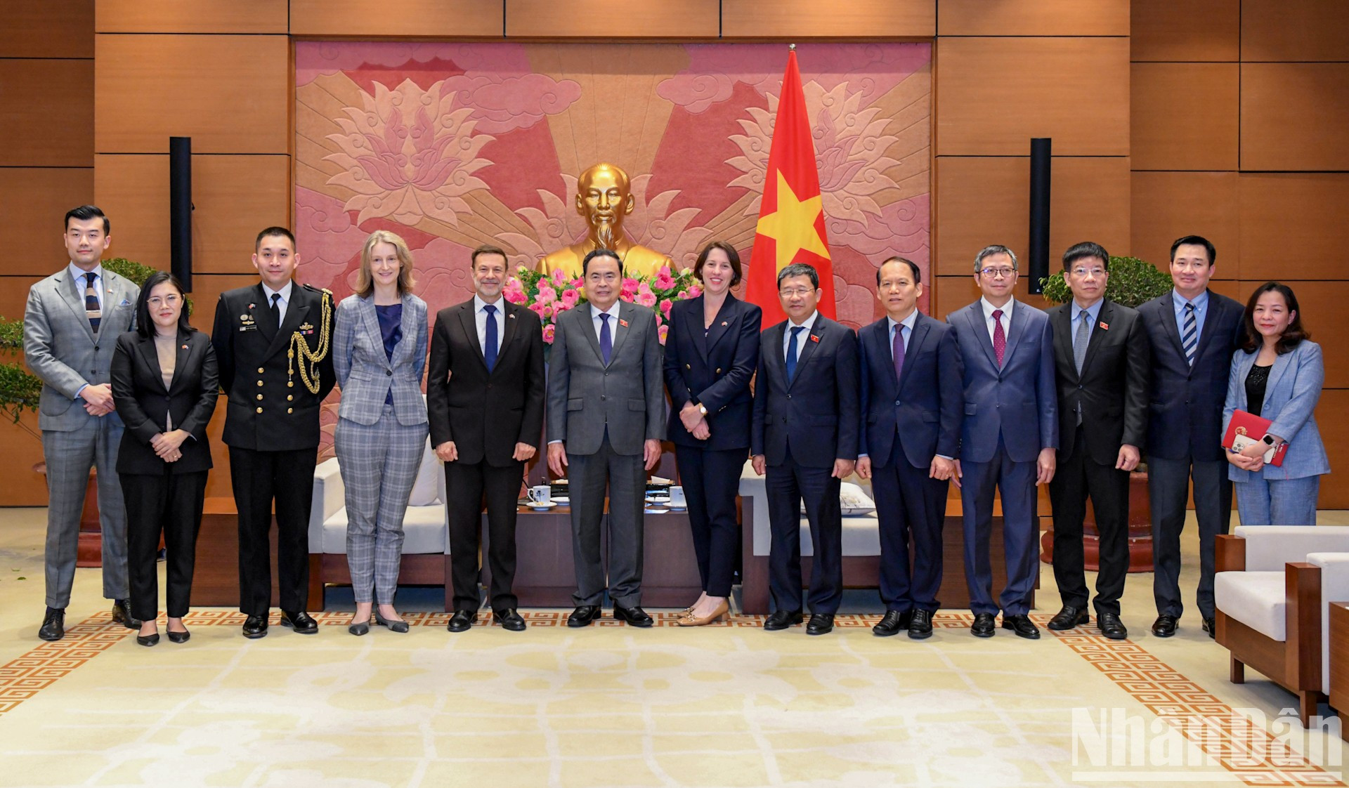 El titular del Parlamento vietnamita, Tran Thanh Man, el embajador de Australia en Hanói, Andrew Goledzinowski, y delegados de los dos países en la cita.
