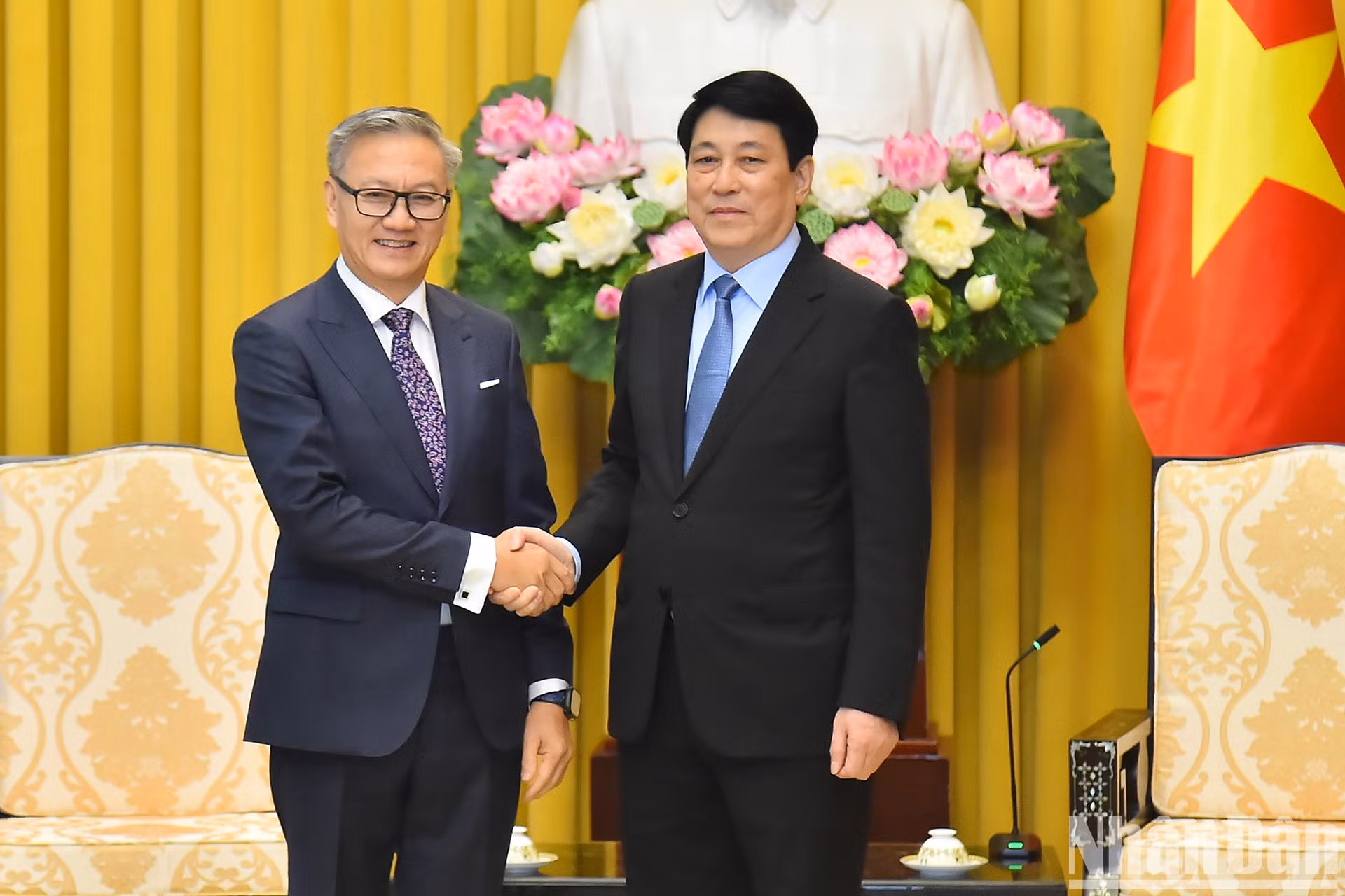 El presidente vietnamita, Luong Cuong, y el ministro de Relaciones Exteriores de Laos, Thongsavanh Phomvihane, en el encuentro.