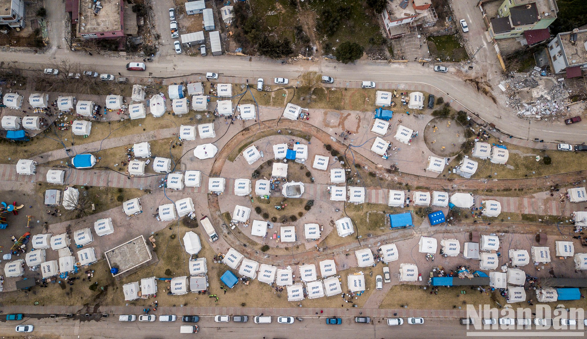 Según estadísticas incompletas, alrededor de 500 familias con 1 500-2 000 miembros viven en estas áreas. Según estadísticas incompletas, alrededor de 500 familias con 1 500-2 000 miembros viven en estas áreas.