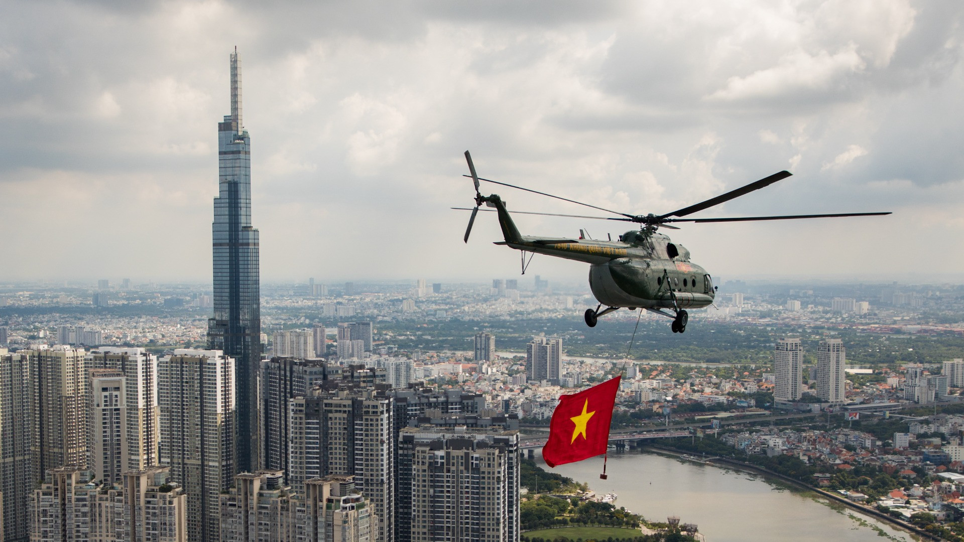 [Foto] Helicópteros ondean banderas del Partido y de la Patria en cielo de Ciudad Ho Chi Minh 