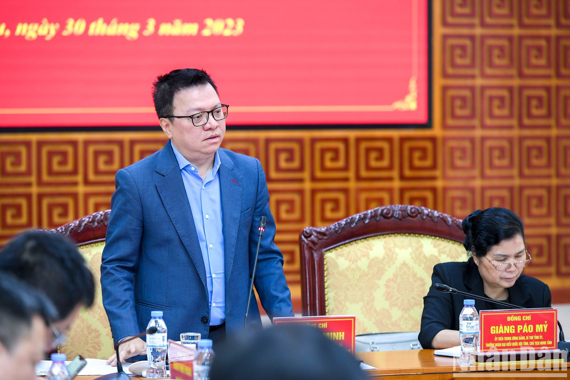 Le Quoc Minh, también subjefe de la Comisión de Comunicación y Educación del PCV y presidente de la Asociación de Periodistas del país, interviene en la reunión.