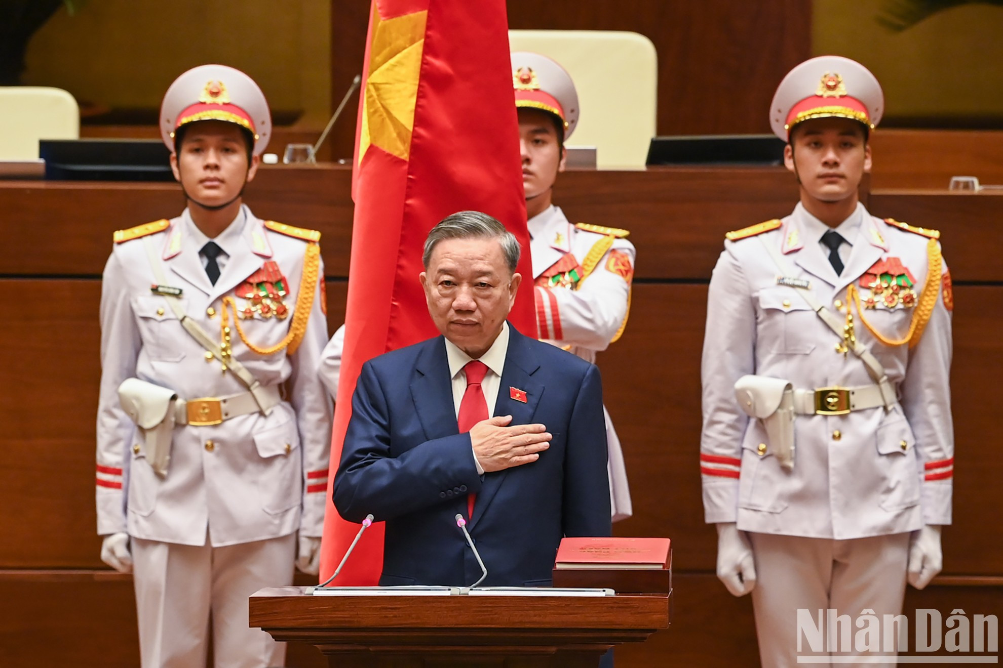 Al jurar el cargo, To Lam dijo: "Bajo la sagrada bandera roja con una estrella amarilla, ante la Asamblea Nacional, los compatriotas y los votantes de todo el país, el nuevo Presidente To Lam se comprometió a ser absolutamente leal a la patria, al pueblo y a la Constitución, y a esforzarse por cumplir las tareas que le asignen el Partido, el Estado y el pueblo."