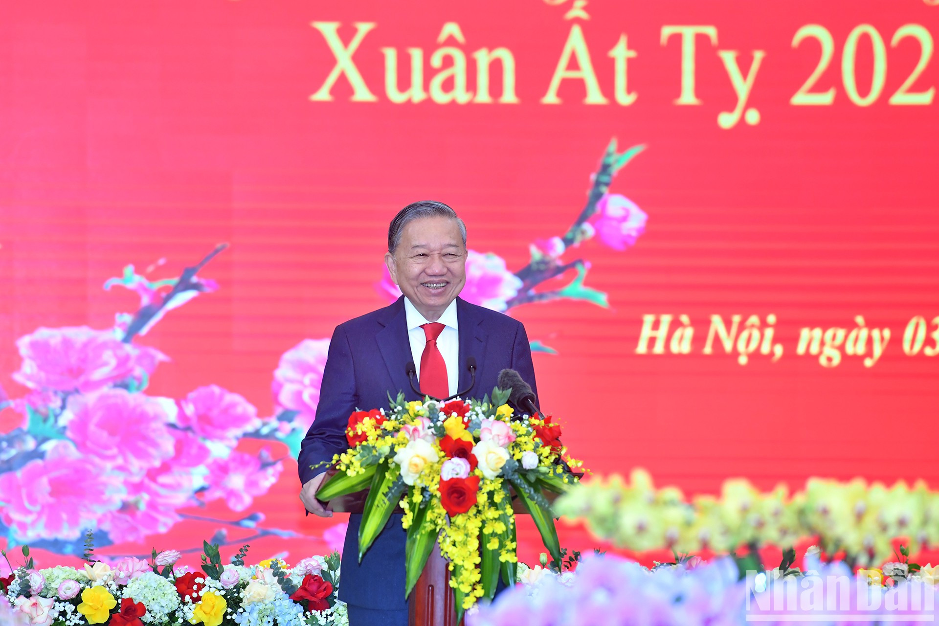 El secretario general del PCV, To Lam, se reúne con funcionarios y trabajadores de la Oficina del Comité Central del PCV con motivo del Año Nuevo Lunar.