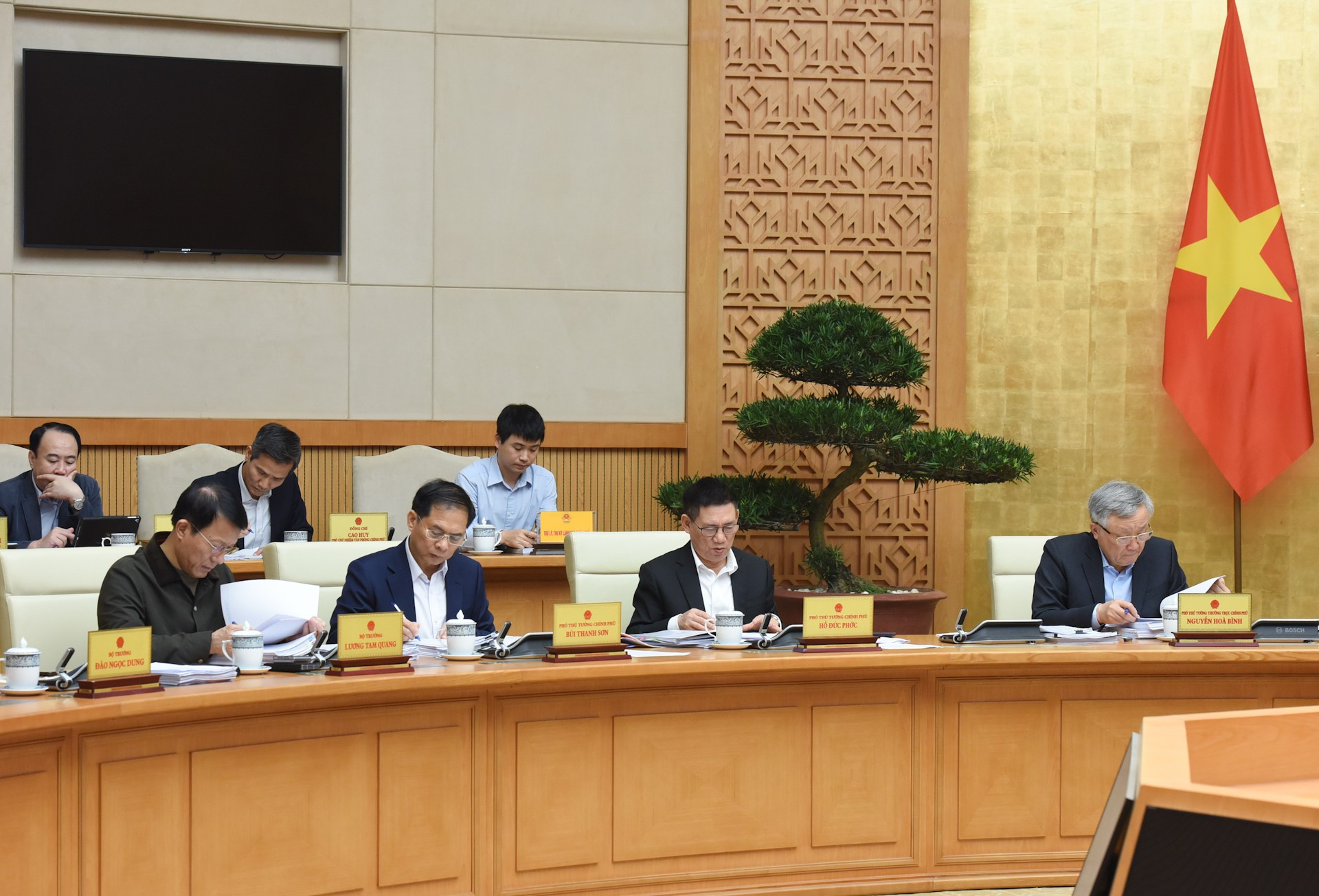 Los viceprimeros ministros y líderes de ministerios, departamentos y sectores. Los viceprimeros ministros y líderes de ministerios, departamentos y sectores.