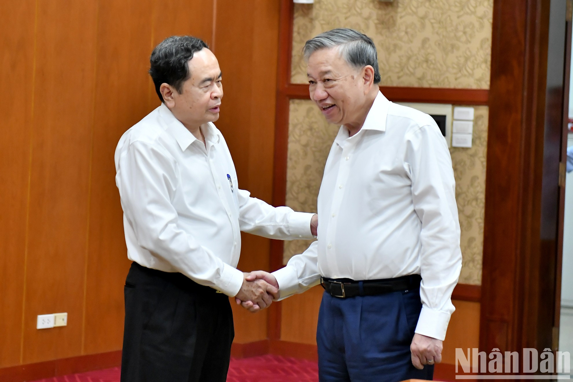 To Lam y el presidente de la Asamblea Nacional, Tran Thanh Man, en la reunión.