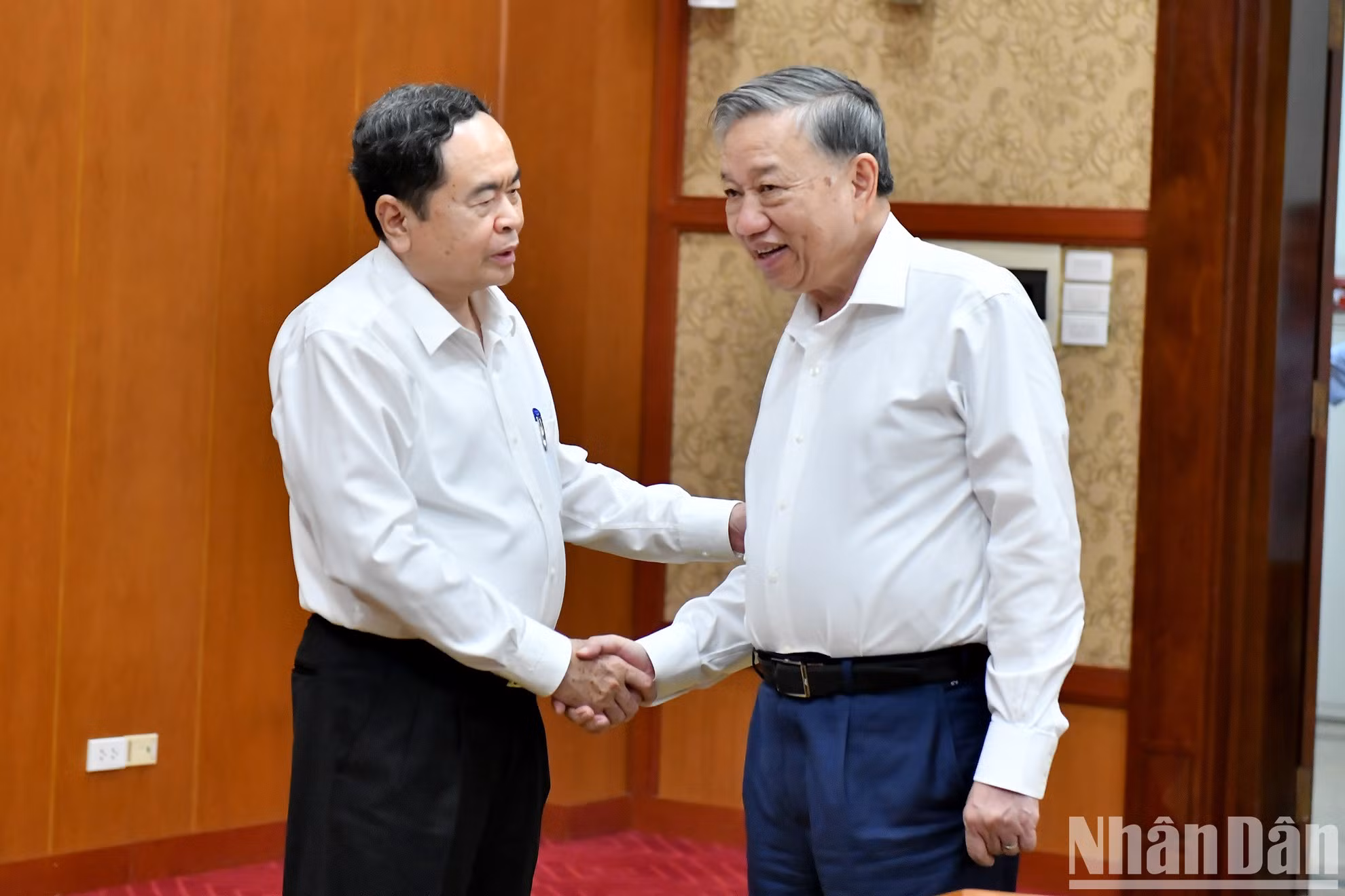 To Lam y el presidente de la Asamblea Nacional, Tran Thanh Man, en la reunión.