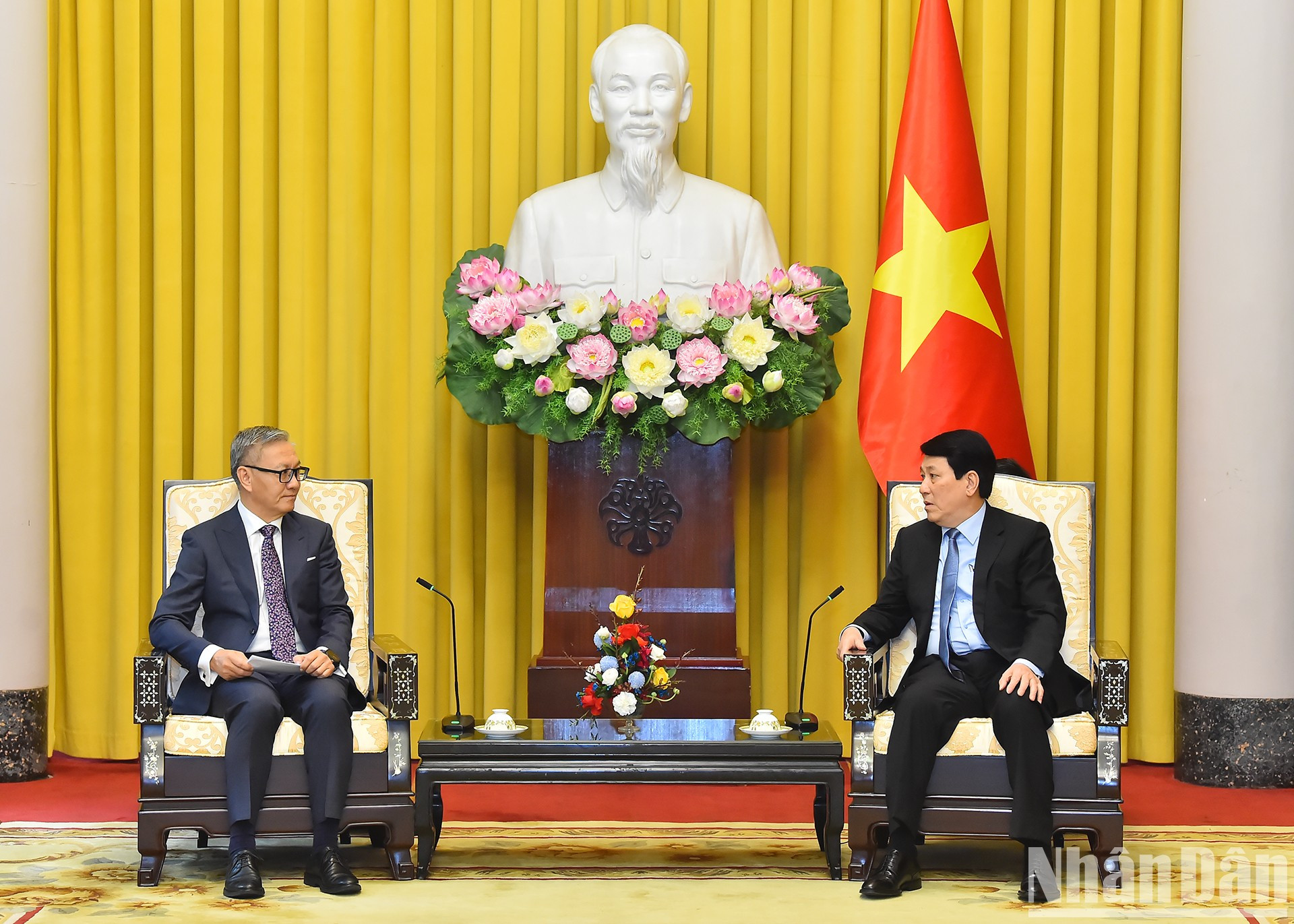 El presidente vietnamita, Luong Cuong, recibe al canciller de Laos, Thongsavanh Phomvihane. El presidente vietnamita, Luong Cuong, recibe al canciller de Laos, Thongsavanh Phomvihane.