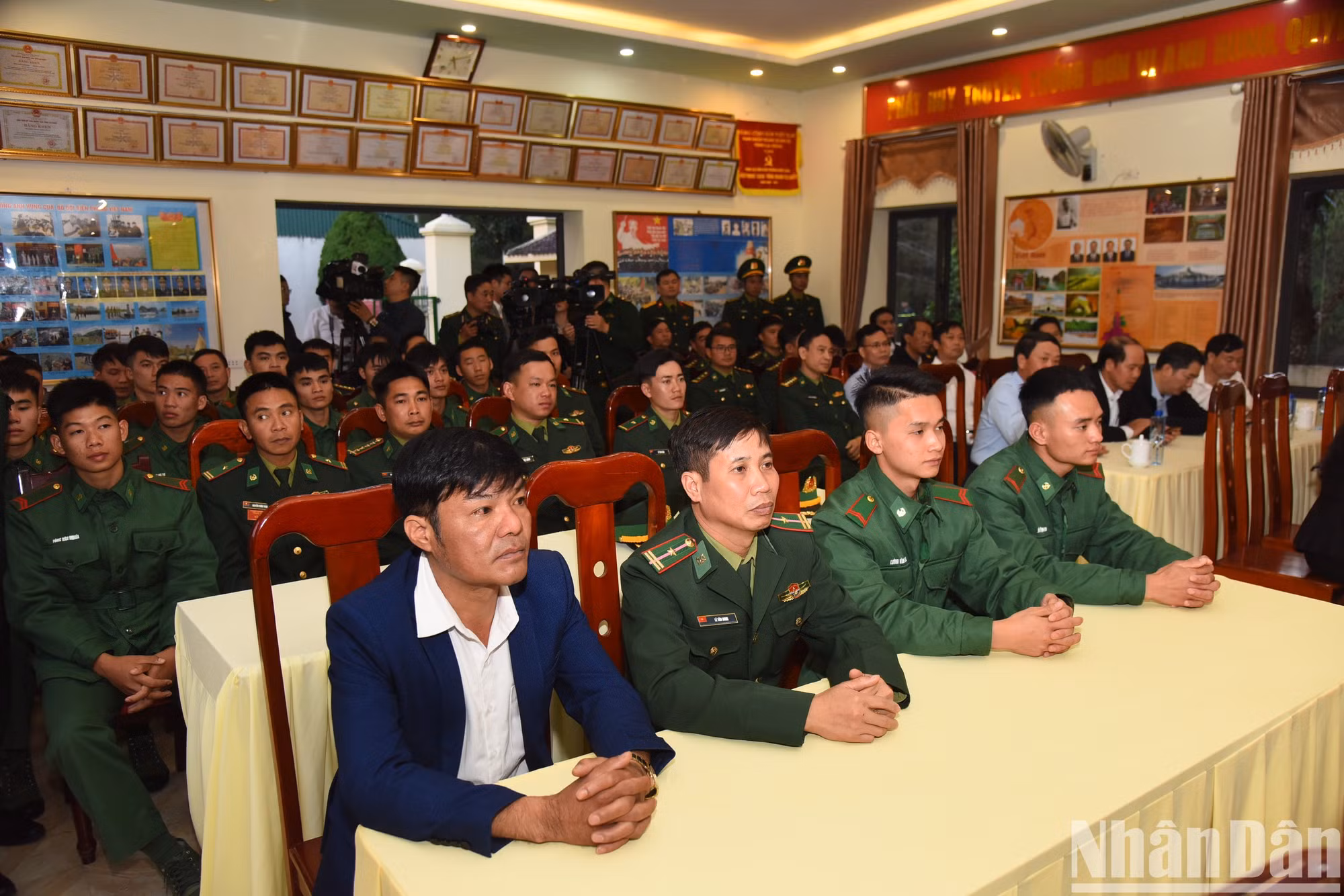 Oficiales y soldados de la estación de guardia fronteriza de Huoi Luong.