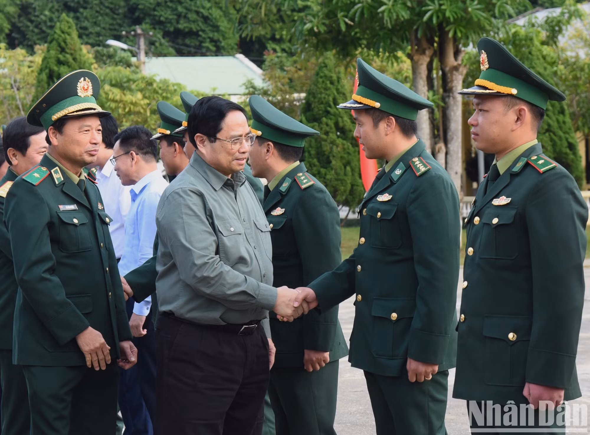 El premier vietnamita Pham Minh Chinh visita a oficiales y soldados de la estación de guardia fronteriza de Huoi Luong.