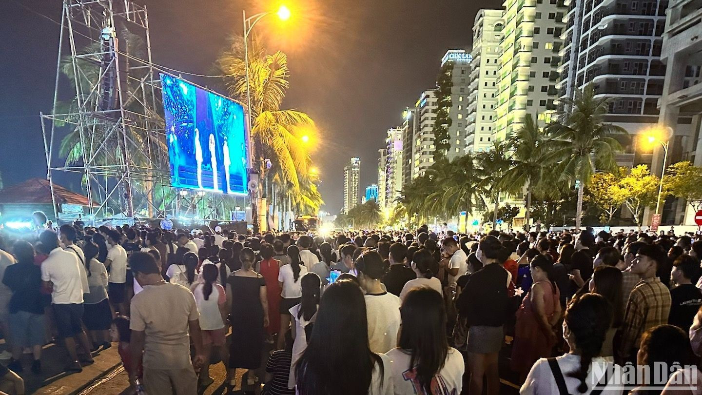 Jóvenes asistentes a la ceremonia de apertura. Jóvenes asistentes a la ceremonia de apertura.
