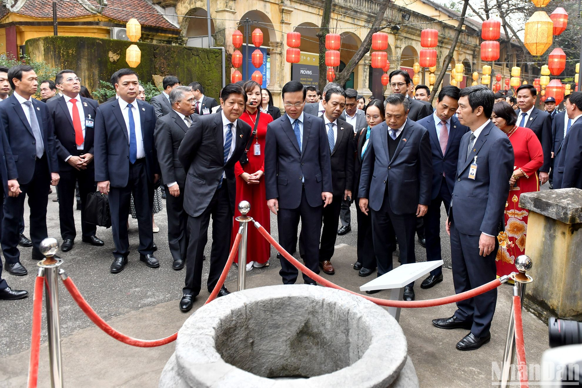 Ambos dirigentes visitan el antiguo pozo de piedra en la Ciudadela Imperial de Thang Long. Ambos dirigentes visitan el antiguo pozo de piedra en la Ciudadela Imperial de Thang Long.