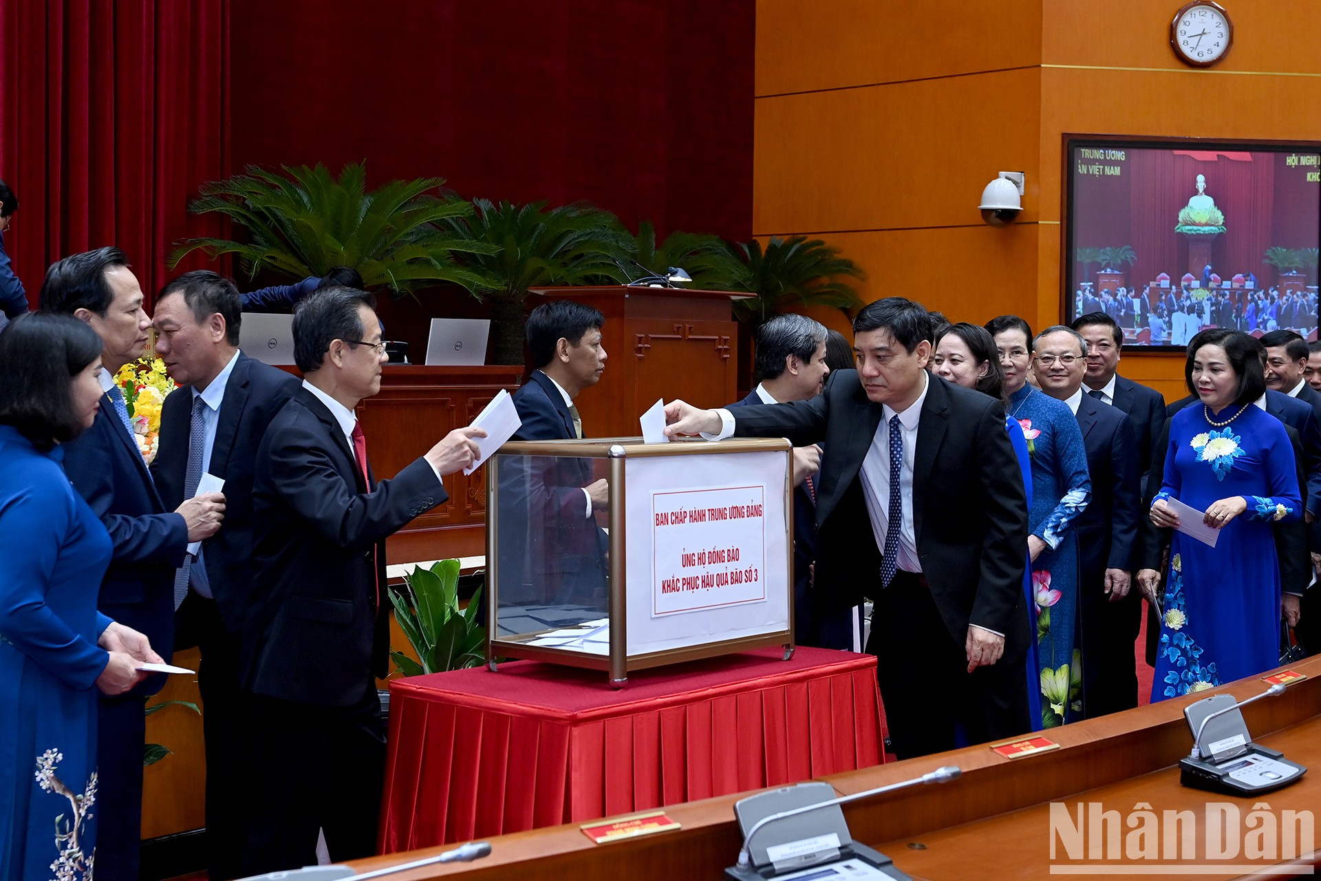 Los delegados donan para ayudar a los damnificados a superar las consecuencias del tifón Yagi. Los delegados donan para ayudar a los damnificados a superar las consecuencias del tifón Yagi.