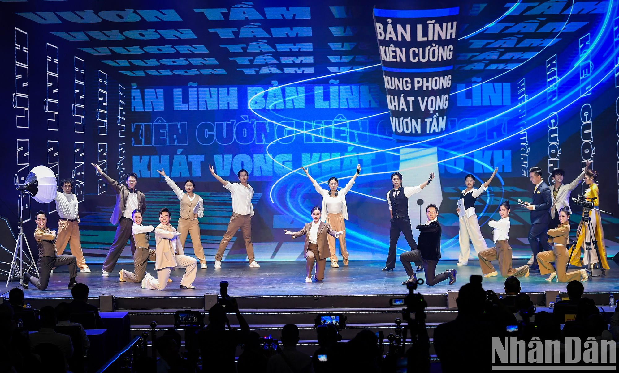 Las imágenes de periodistas valientes que aman su trabajo con elaboradas escenas artísticas.