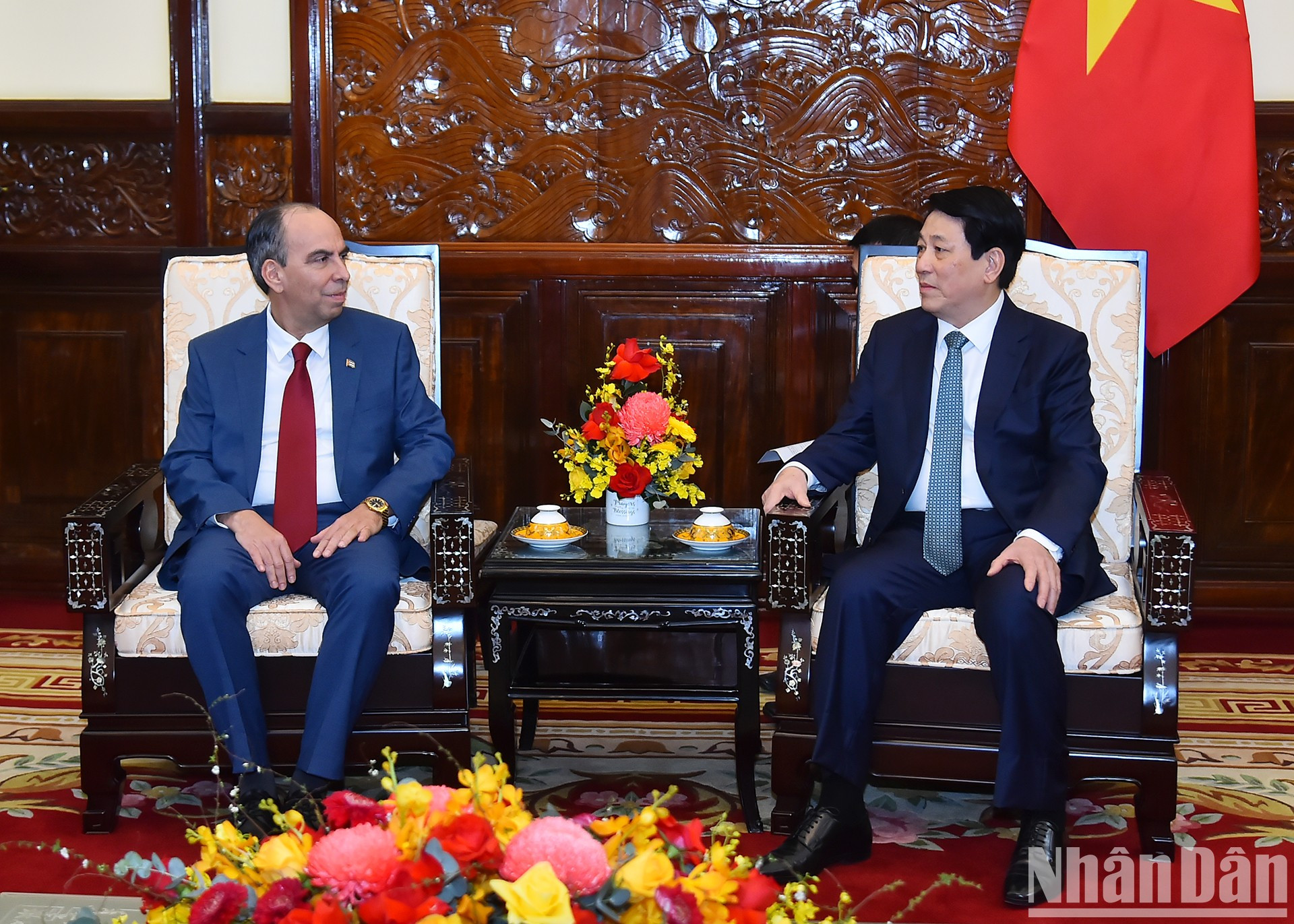 El presidente vietnamita, Luong Cuong, conversa con el embajador de Cuba en Vietnam, Rogelio Polanco Fuentes. El presidente vietnamita, Luong Cuong, conversa con el embajador de Cuba en Vietnam, Rogelio Polanco Fuentes.
