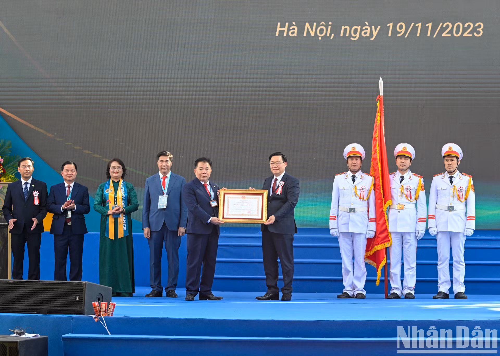 [Foto] Máximo dirigente legislativo asiste a acto conmemorativo de fundación de Academia de Finanzas