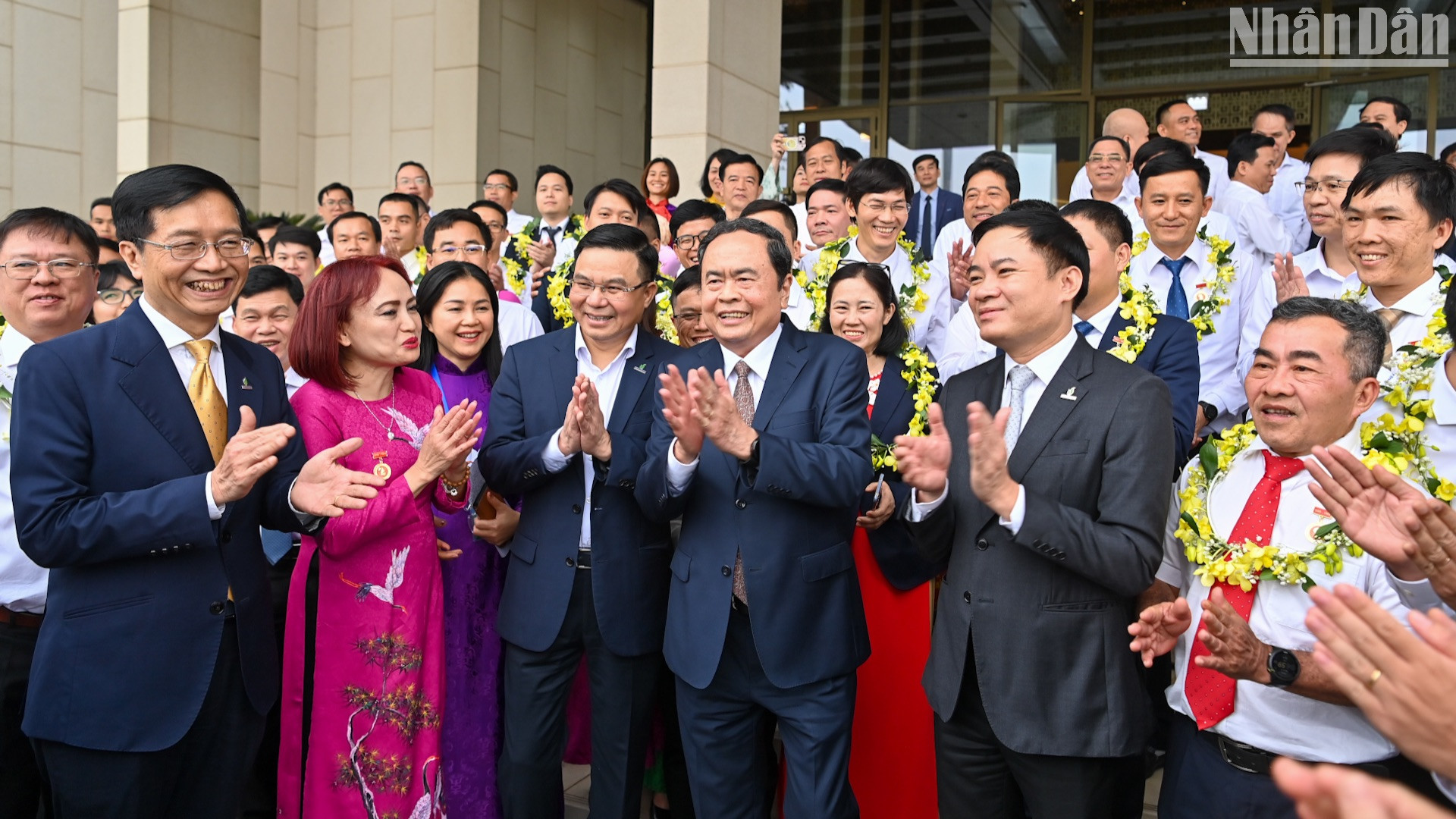 [Foto] Máximo dirigente legislativo vietnamita se reúne con destacados trabajadores de industria de petróleo y gas
