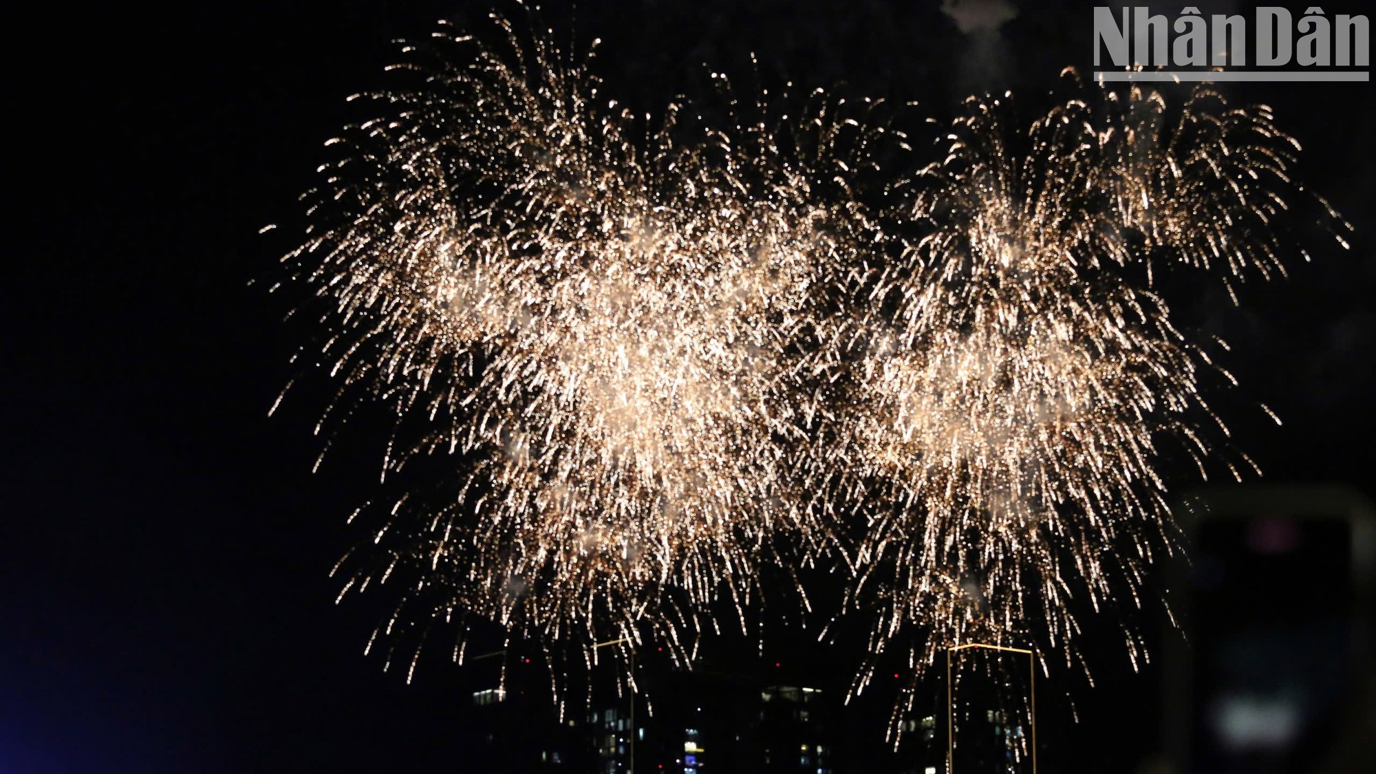 Justo en el momento de entrar en el Año Nuevo 2025, se lanza un colorido espectáculo de fuegos artificiales en el río Saigón. Justo en el momento de entrar en el Año Nuevo 2025, se lanza un colorido espectáculo de fuegos artificiales en el río Saigón.