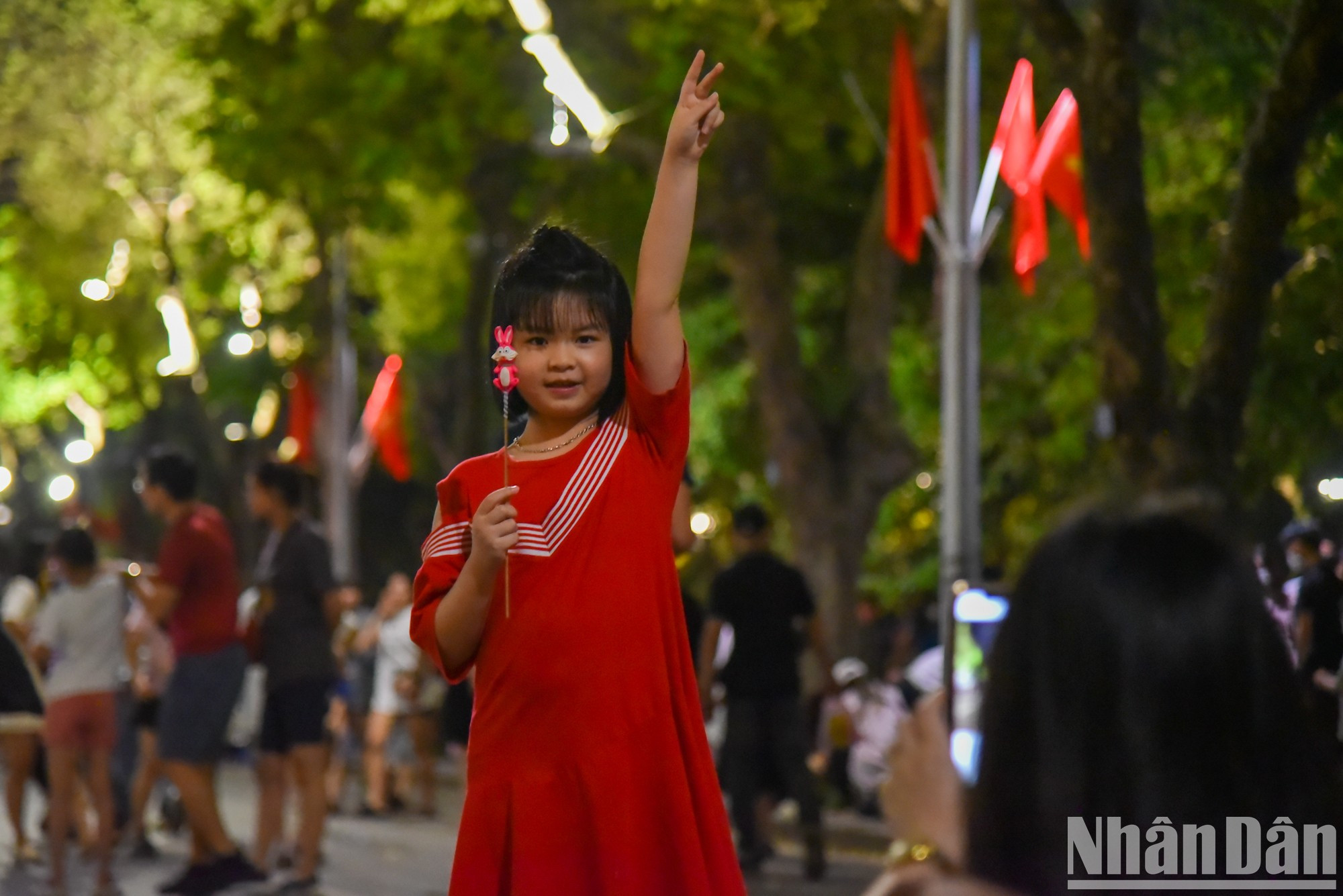 Los niños juegan con sus padres en el espacio peatonal. Los niños juegan con sus padres en el espacio peatonal.