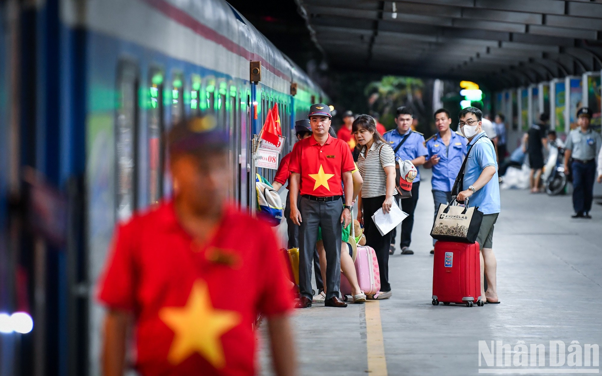 La noche del 30 de agosto, los pasajeros de los trenes SE3 y SE19, que partían de la estación de Hanói, quedaron sorprendidos al ver a todo el personal ferroviario con camisetas con una bandera roja y una estrella amarilla.