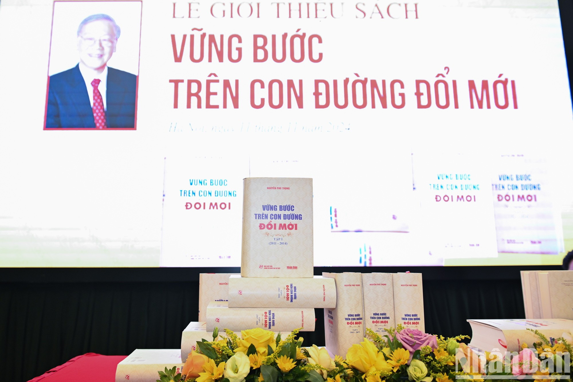 Para difundir ampliamente estas obras entre las masas, Nhan Dan dona una gran cantidad de libros al sistema bibliotecario de algunas localidades, al sector de educación y capacitación, a los veteranos revolucionarios, a entidades diplomáticas y a amigos extranjeros.