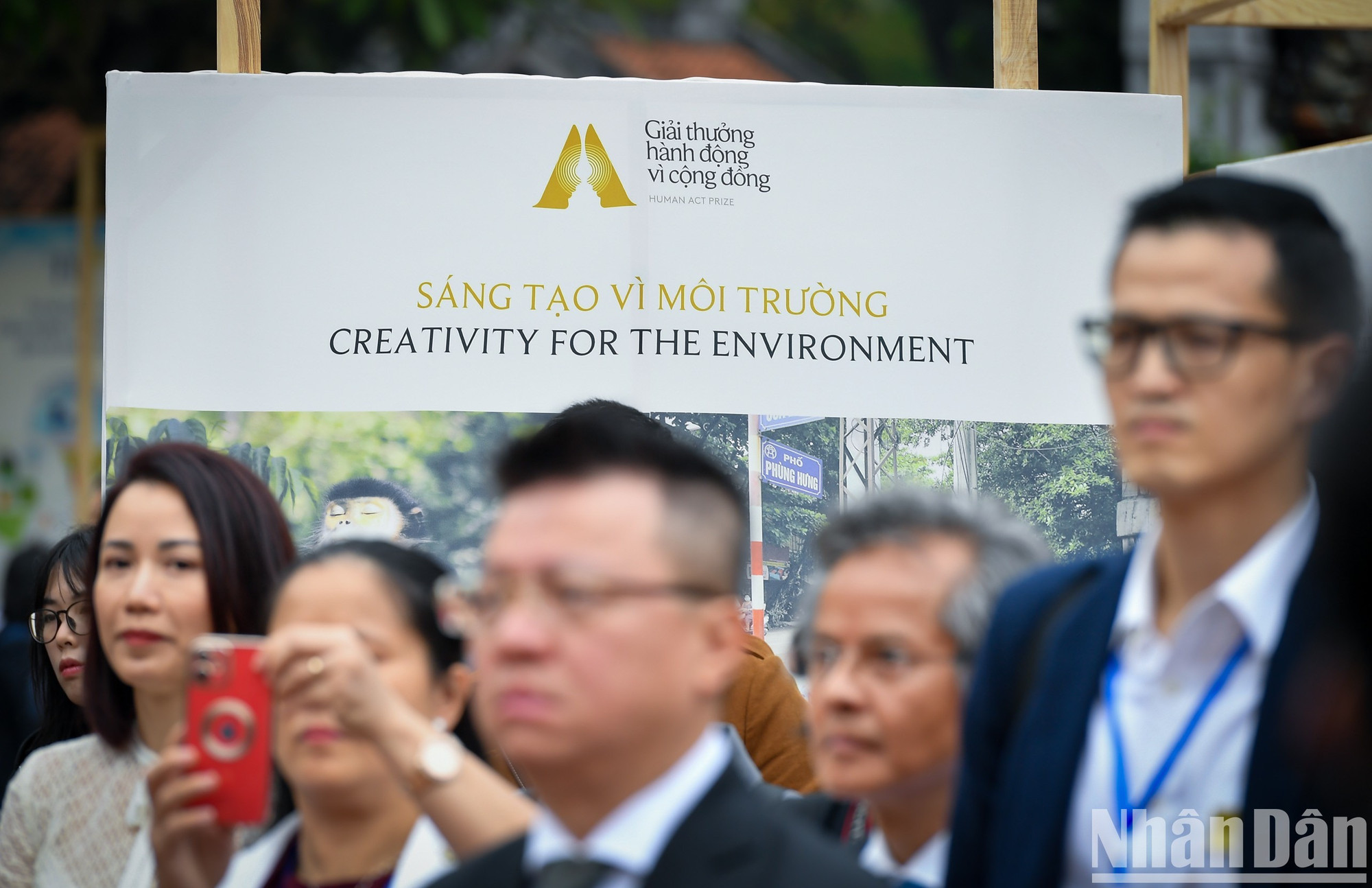 Zona expositiva “Creatividad por el medio ambiente”. Un representante del Comité Organizador señala que las iniciativas ambientales representan una gran parte del total de proyectos que participan en la edición de este año.